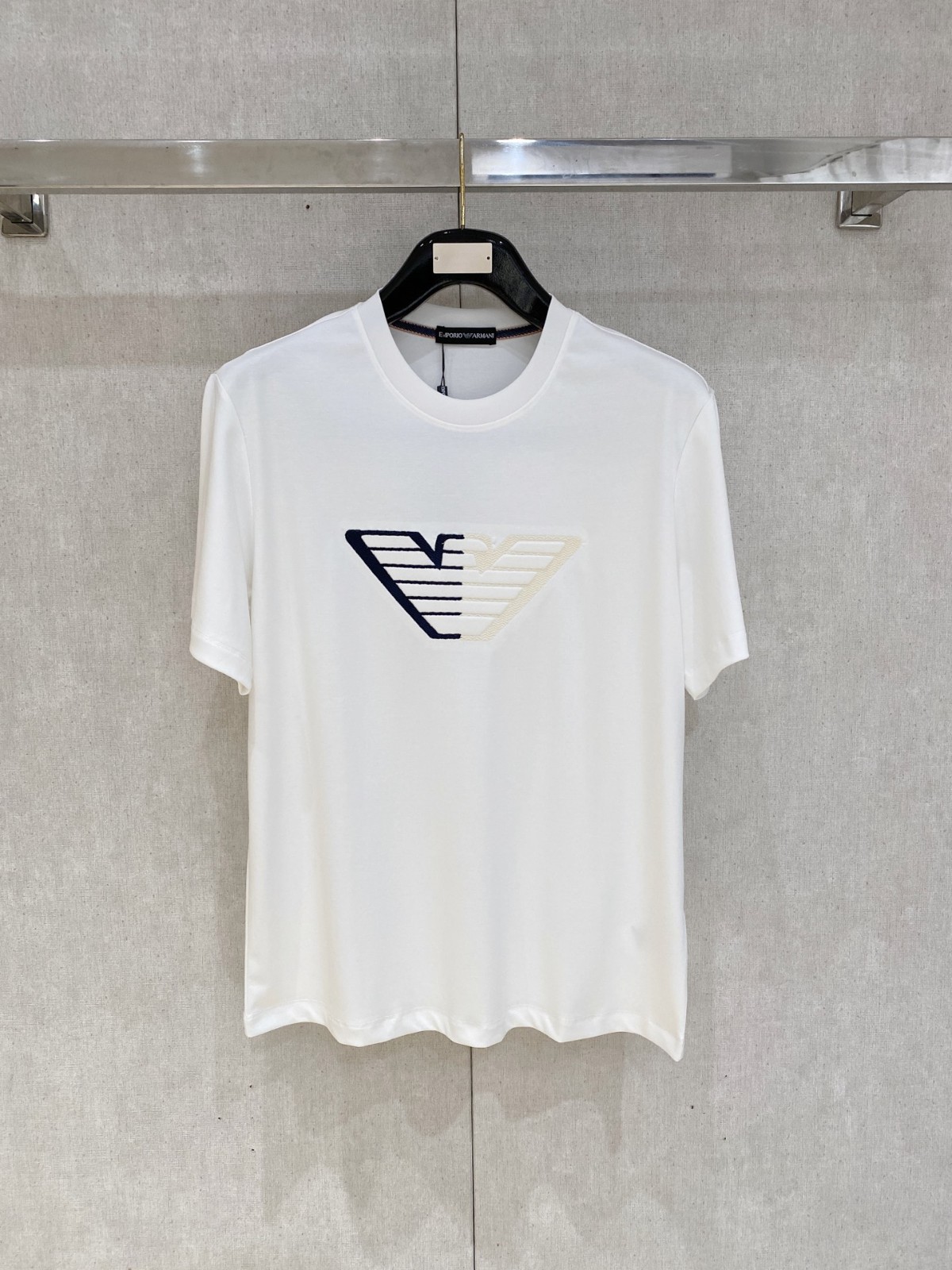 シンプル ロゴ入り クルーネック 半袖Tシャツ アルマーニ Tシャツ コピー ホワイト
