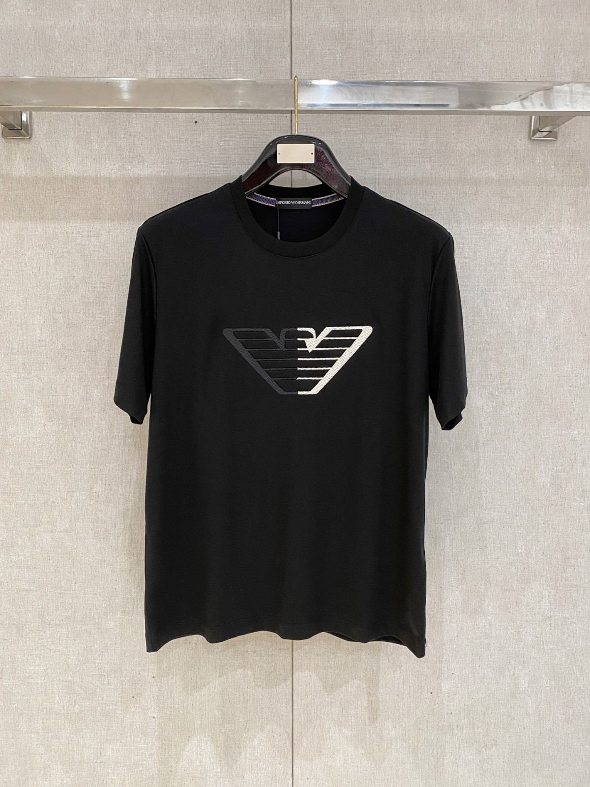 シンプル ロゴ入り クルーネック 半袖Tシャツ アルマーニ Tシャツ コピー ブラック
