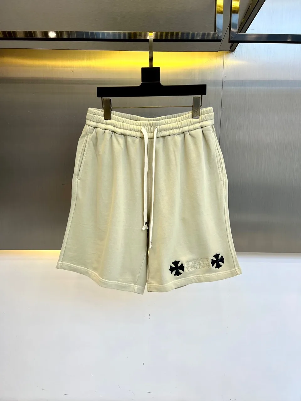 クロムハーツ パンツ コピー ショートパンツ カジュアル ロゴ入り ハーフパンツ ベージュ クロムハーツ パンツ コピー ショートパンツ カジュアル ロゴ入り ハーフパンツ ベージュ