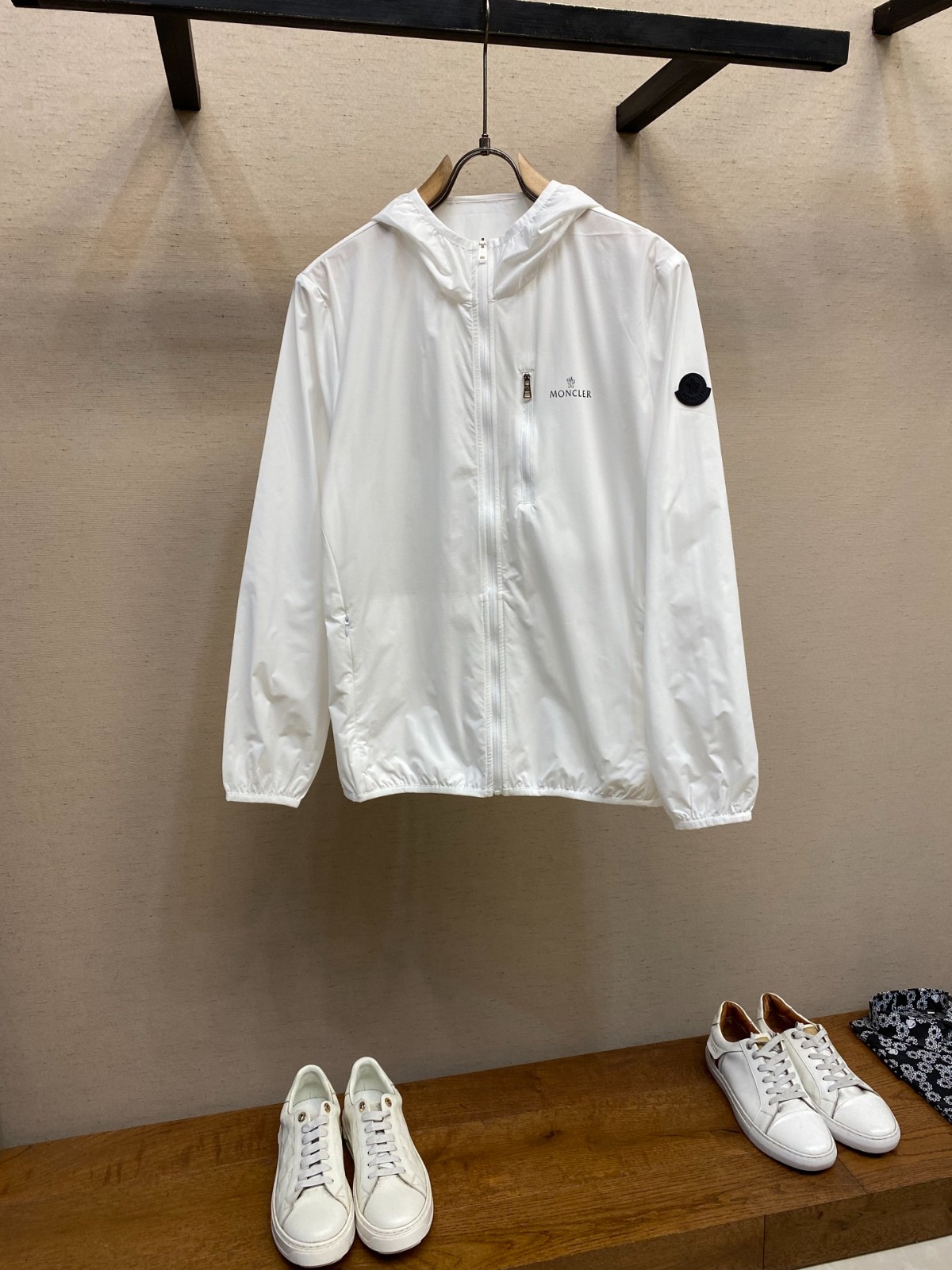 シンプル 軽量 UVカット フーデッドブルゾン モンクレール ジャケット スーパーコピー ホワイト