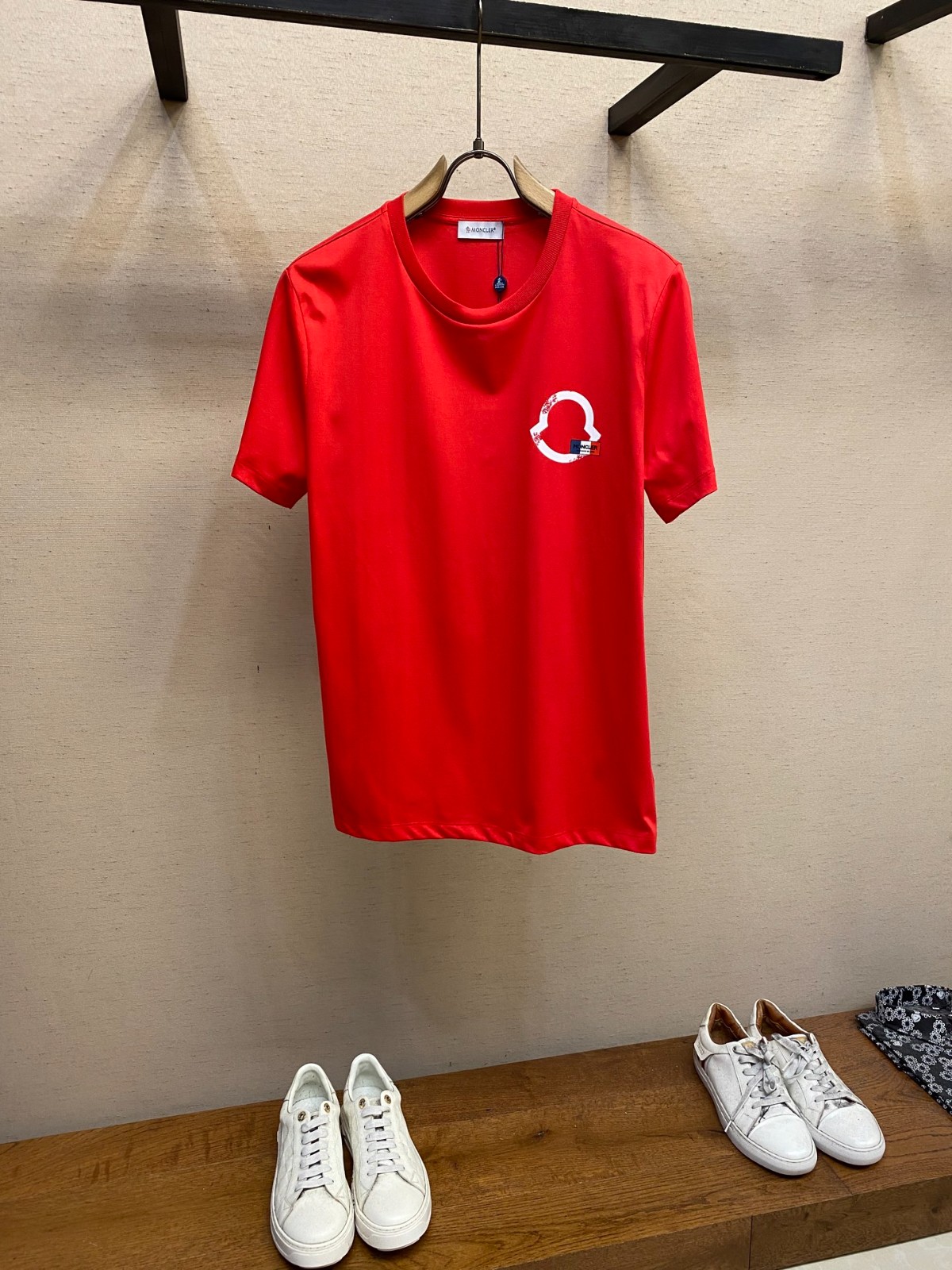 シンプル クルーネック 半袖Tシャツ モンクレール Tシャツ スーパーコピー レッド