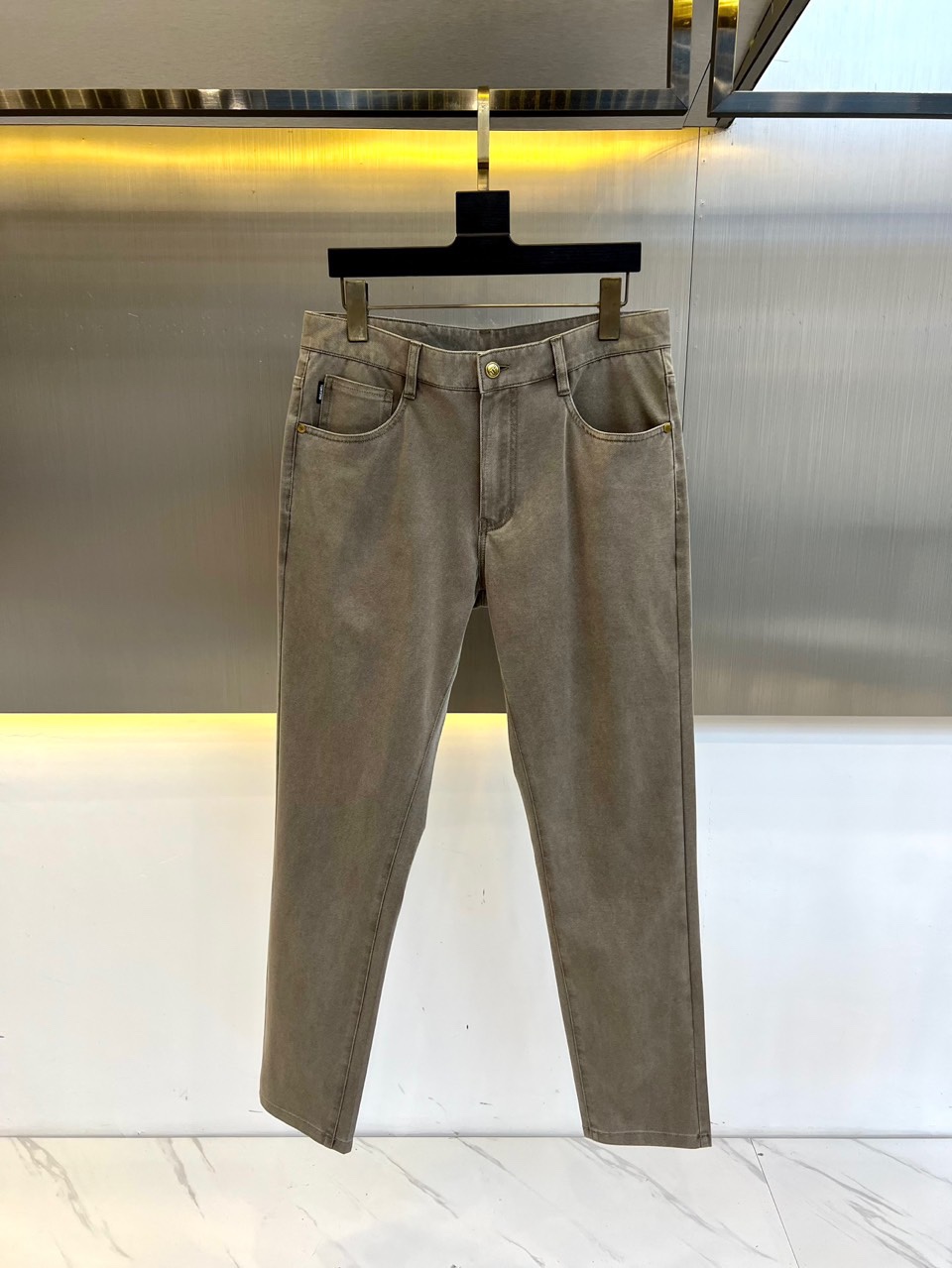 シンプル テーパードデニムパンツ トムフォード ジーンズ 偽物 合わせやすい