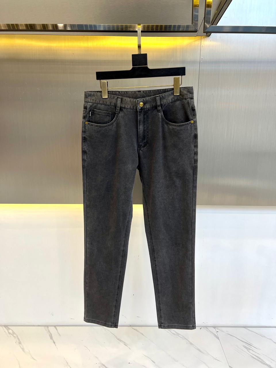 シンプル テーパードデニムパンツ トムフォード ジーンズ 偽物 合わせやすい ブラック