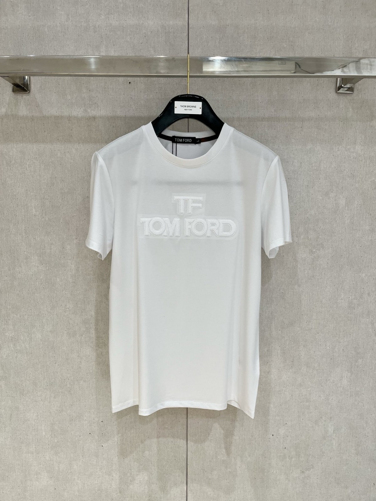 シンプル ロゴ入り クルーネック 半袖Tシャツ トムフォード Tシャツ 偽物 ホワイト