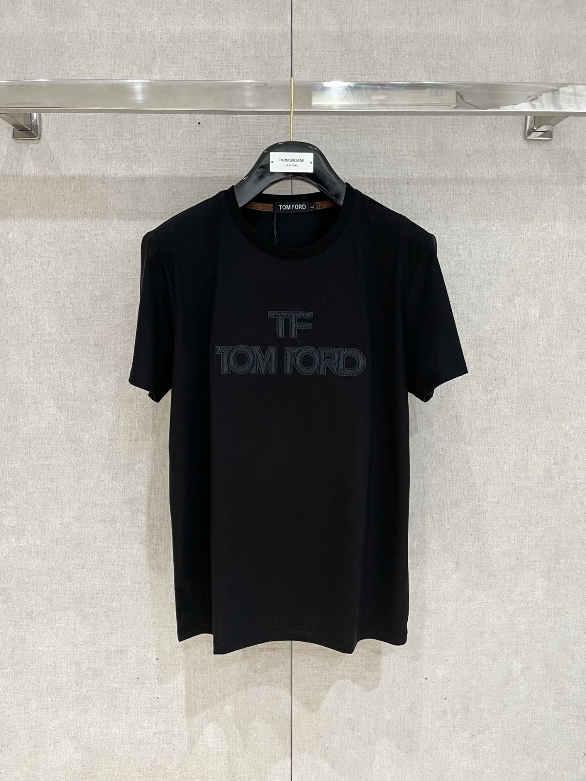 シンプル ロゴ入り クルーネック 半袖Tシャツ トムフォード Tシャツ 偽物 ブラック