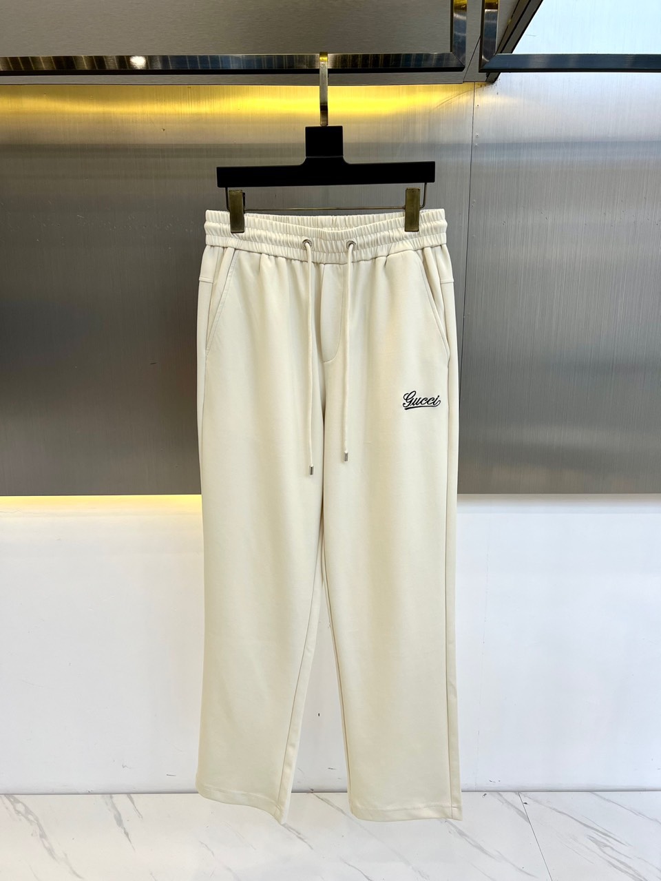 シンプル カジュアルパンツ 合わせやすい グッチ パンツ 偽物 ベージュ