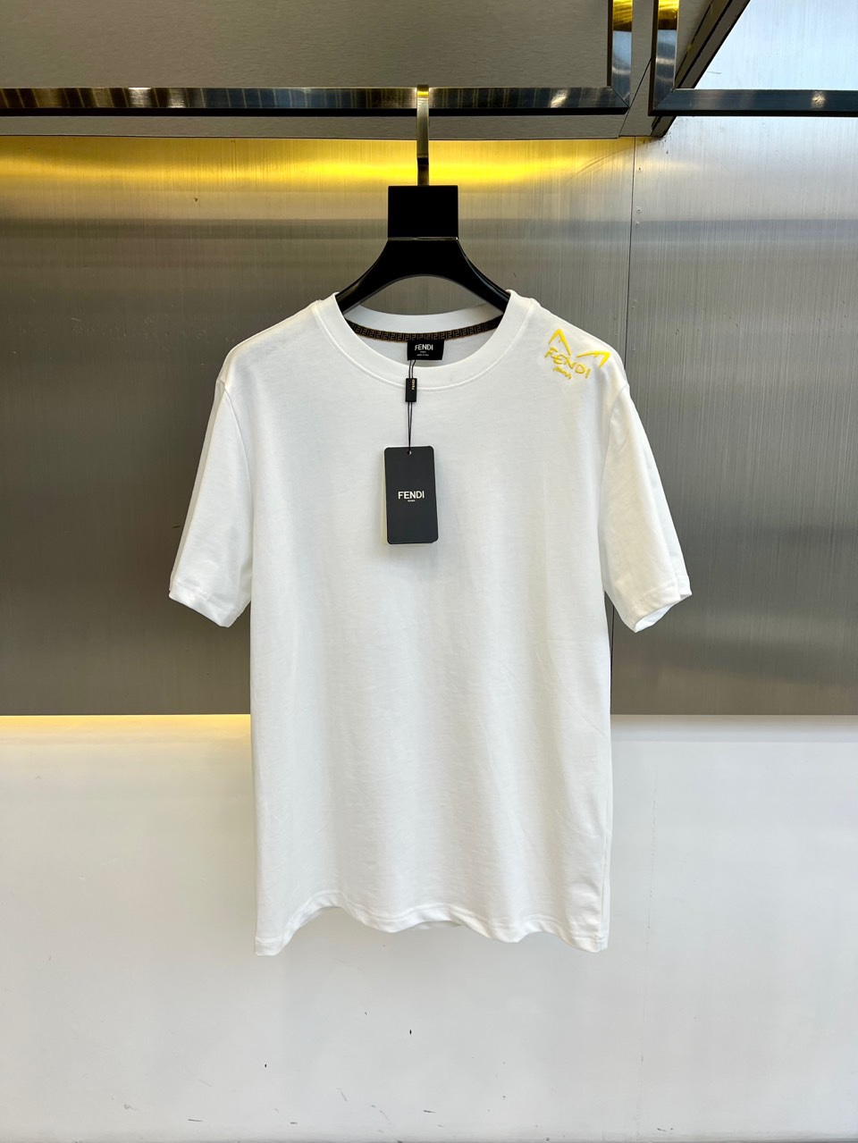 シンプル カジュアル 半袖Tシャツ フェンディ Tシャツ 偽物 クルーネック ホワイト