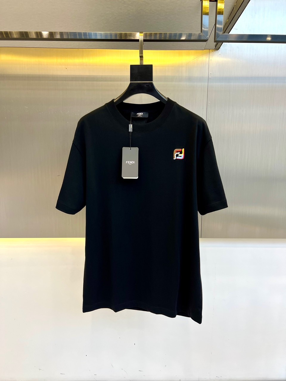 シンプル ロゴ刺繍 コットン 半袖Tシャツ フェンディ Tシャツ 偽物 ブラック