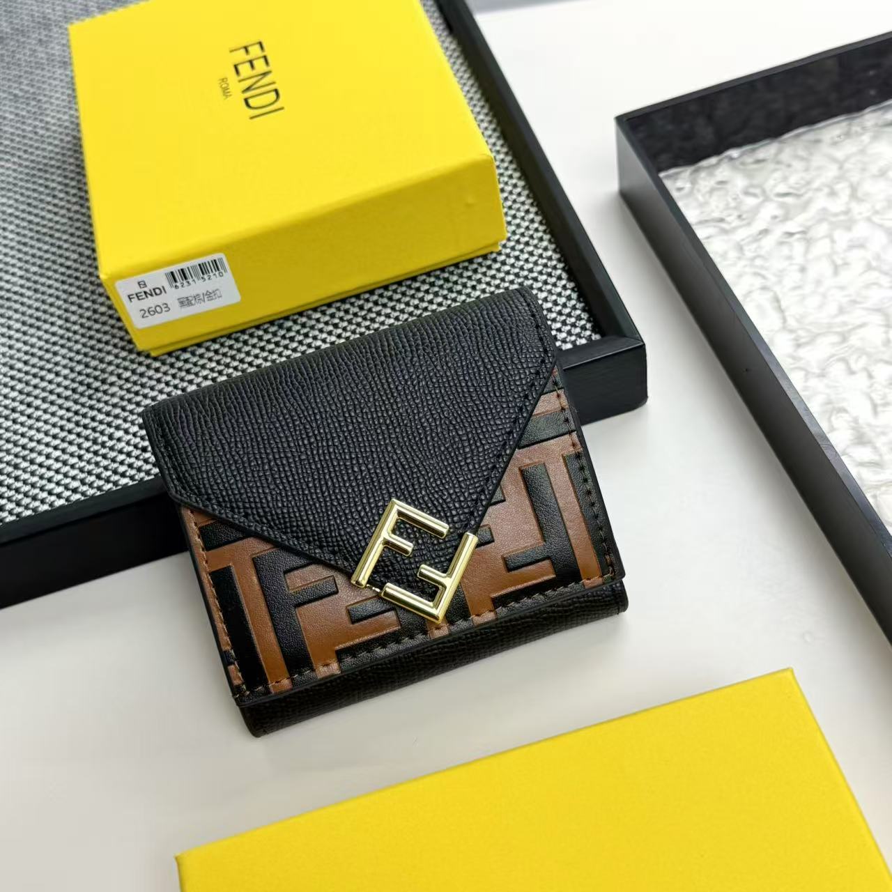 フェンディ 財布 スーパーコピー 人気 コンパクト 三つ折り財布 ウォレット