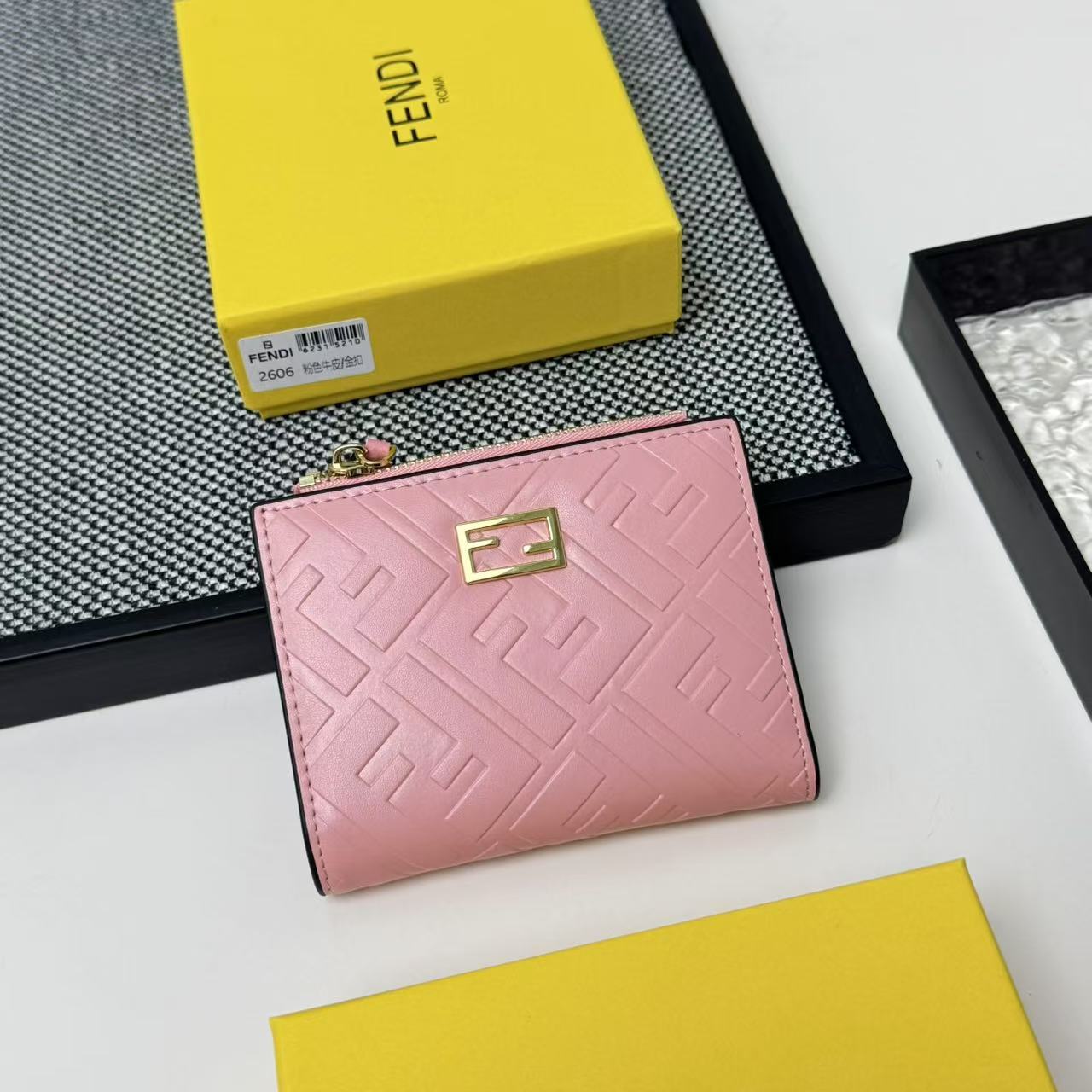 コンパクト 二つ折り財布 フェンディ 財布 スーパーコピー 小銭入れ付き ピンク