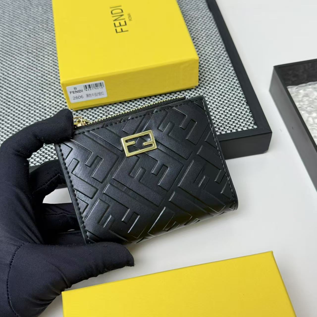 コンパクト 二つ折り財布 フェンディ 財布 スーパーコピー 小銭入れ付き ブラック