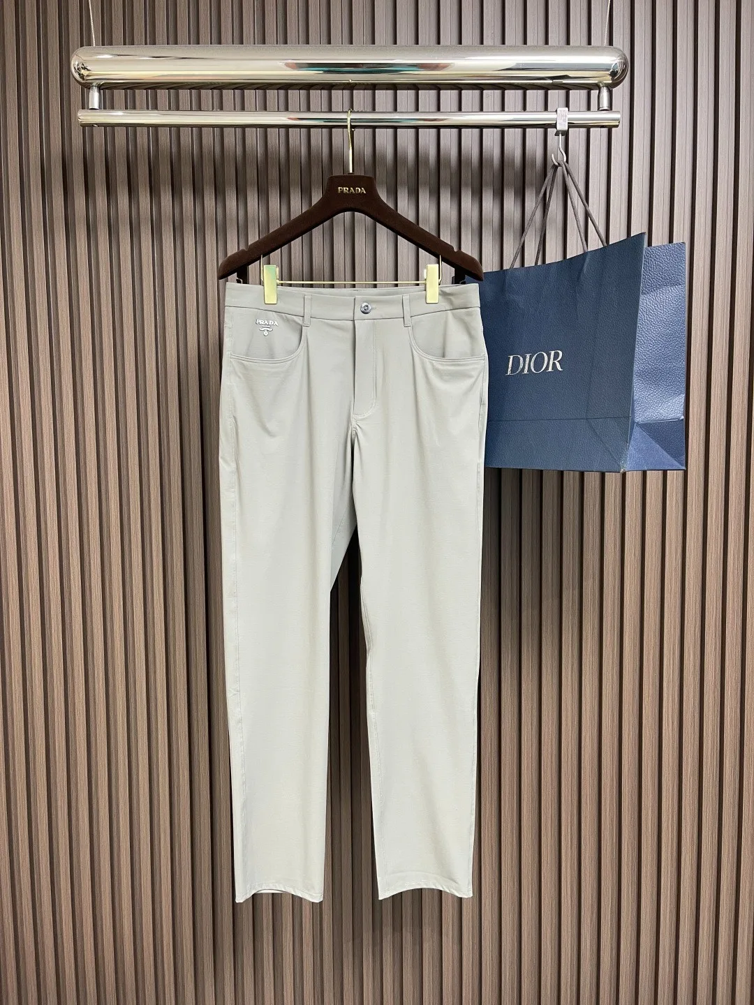 シンプル 洗練された チノパンツ プラダ パンツ コピー メンズ ロングパンツ グレー シンプル 洗練された チノパンツ プラダ パンツ コピー メンズ ロングパンツ グレー