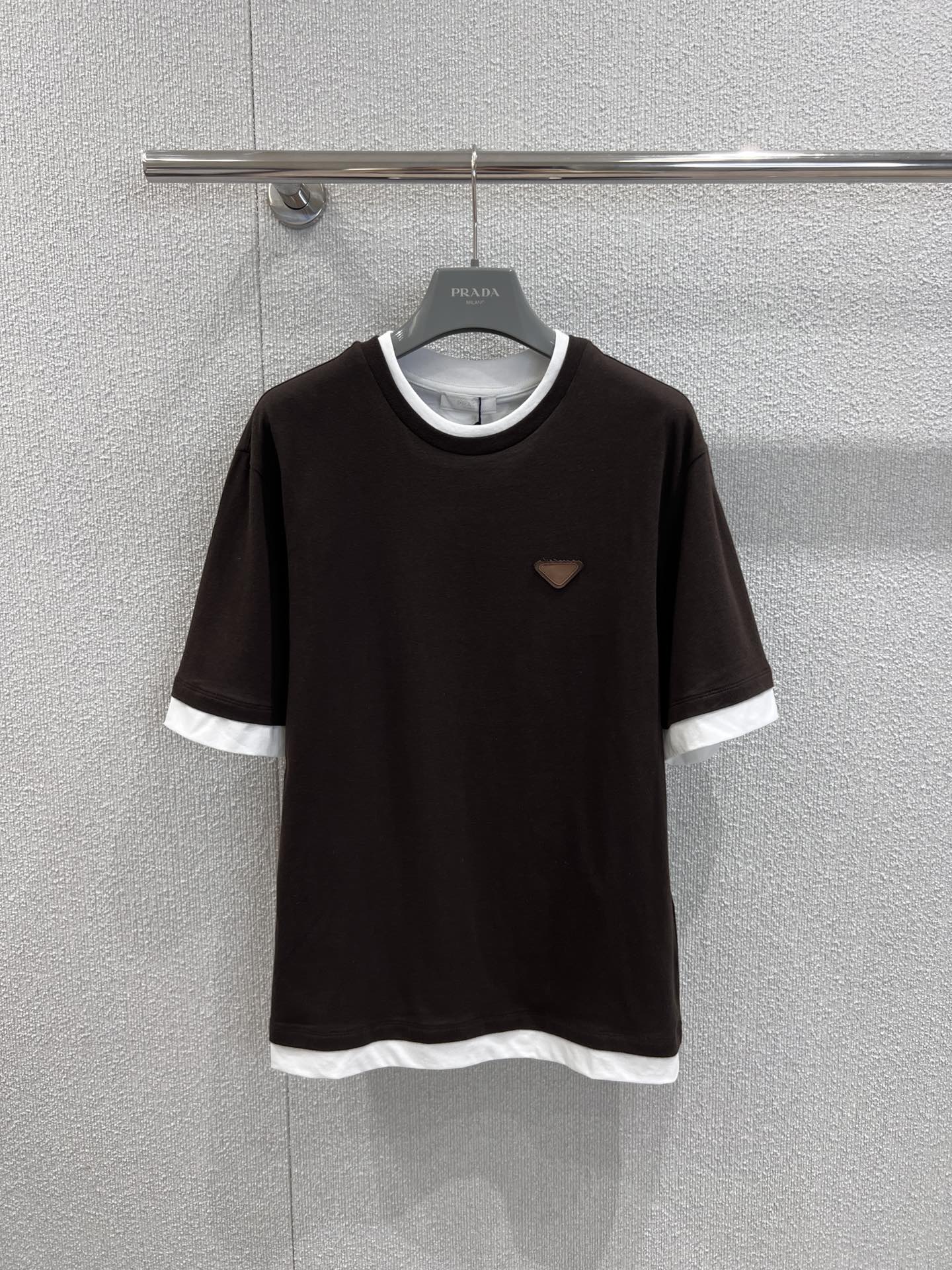 おしゃれ レイヤード風 クルーネック 半袖Tシャツ プラダ Tシャツ コピー ユニセックス ダークブラウン