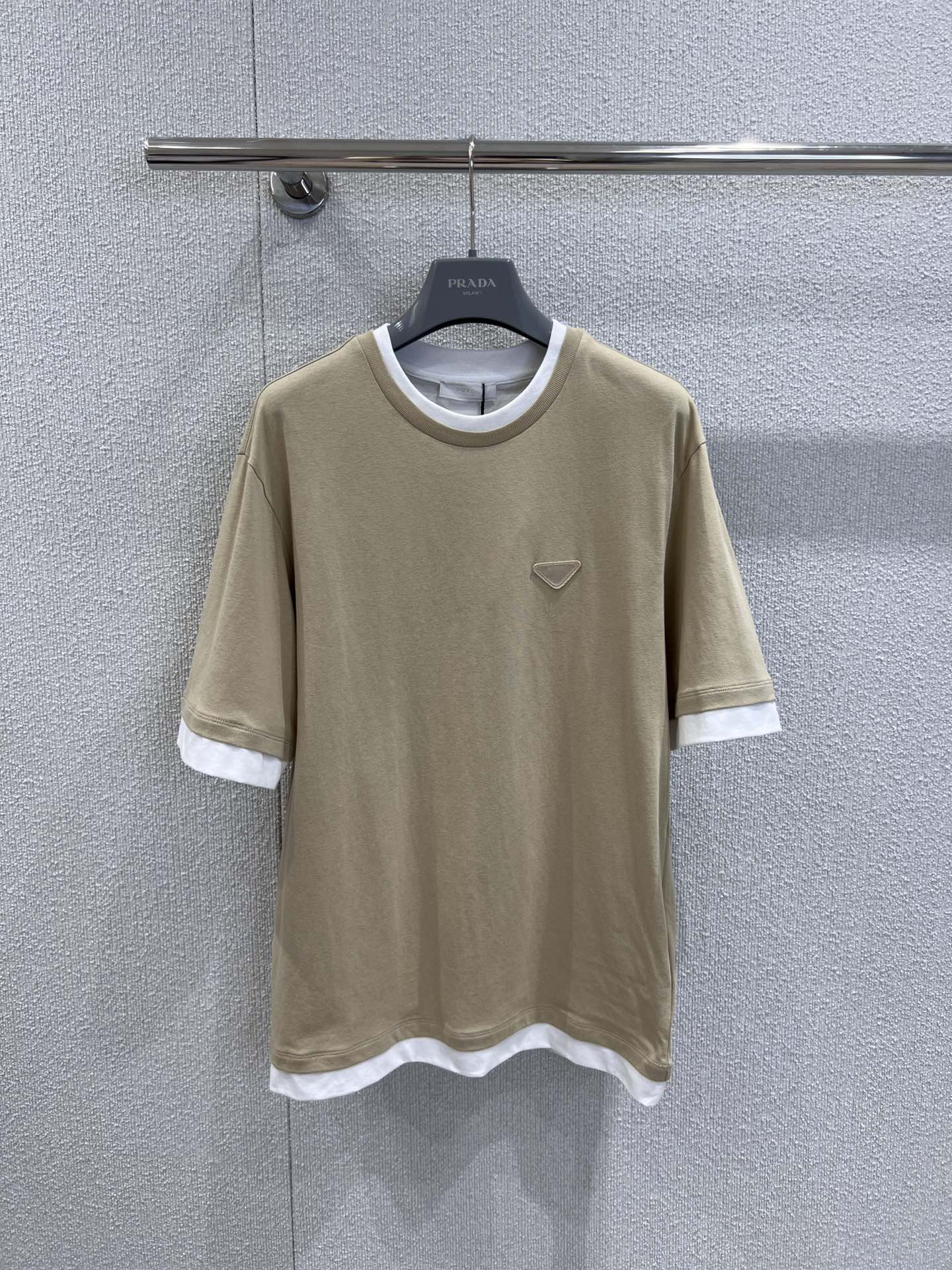 おしゃれ レイヤード風 クルーネック 半袖Tシャツ プラダ Tシャツ コピー ユニセックス カーキ