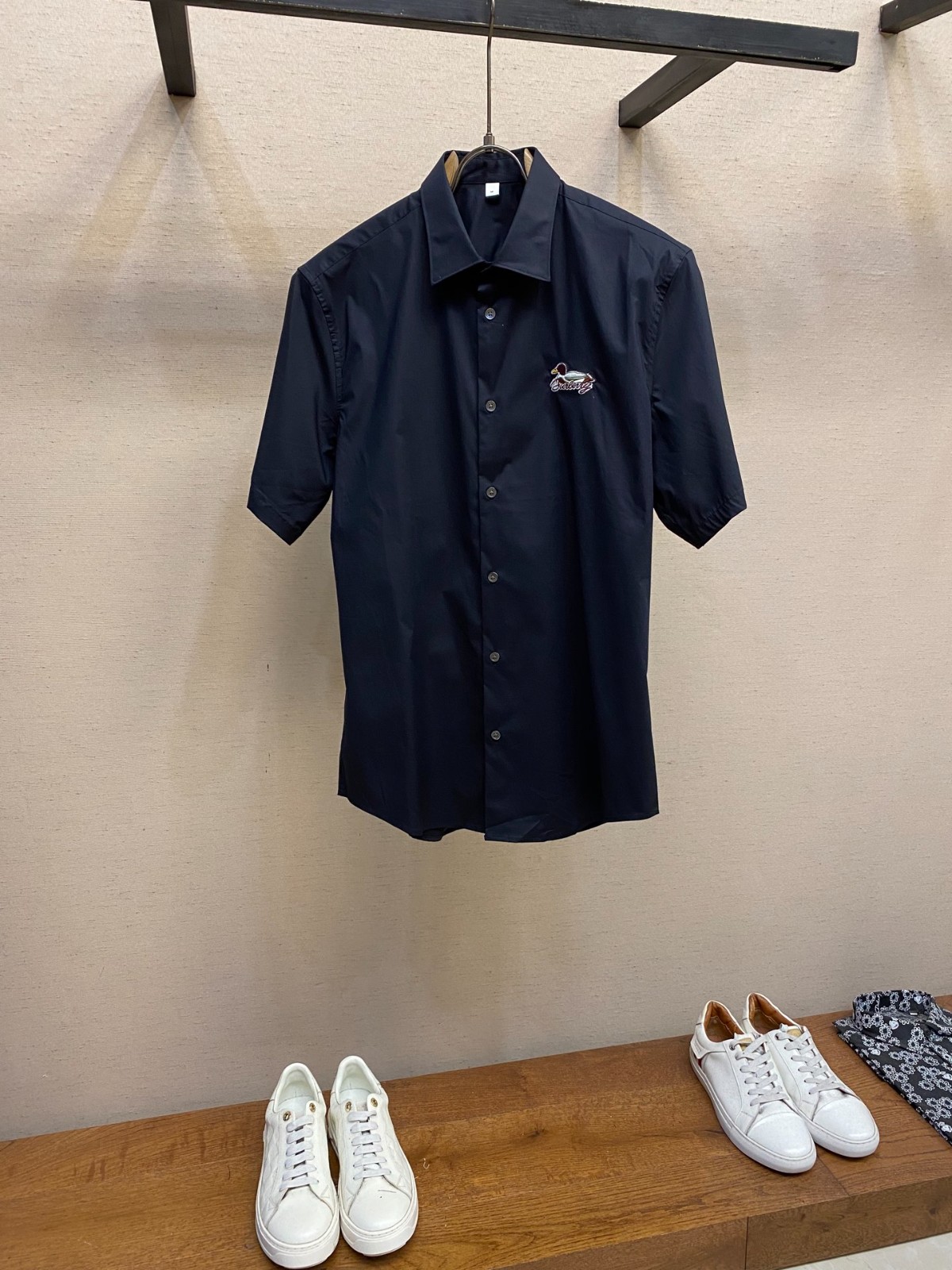 バーバリー シャツ 偽物 シンプル 上品 ショートスリーブシャツ ブラック
