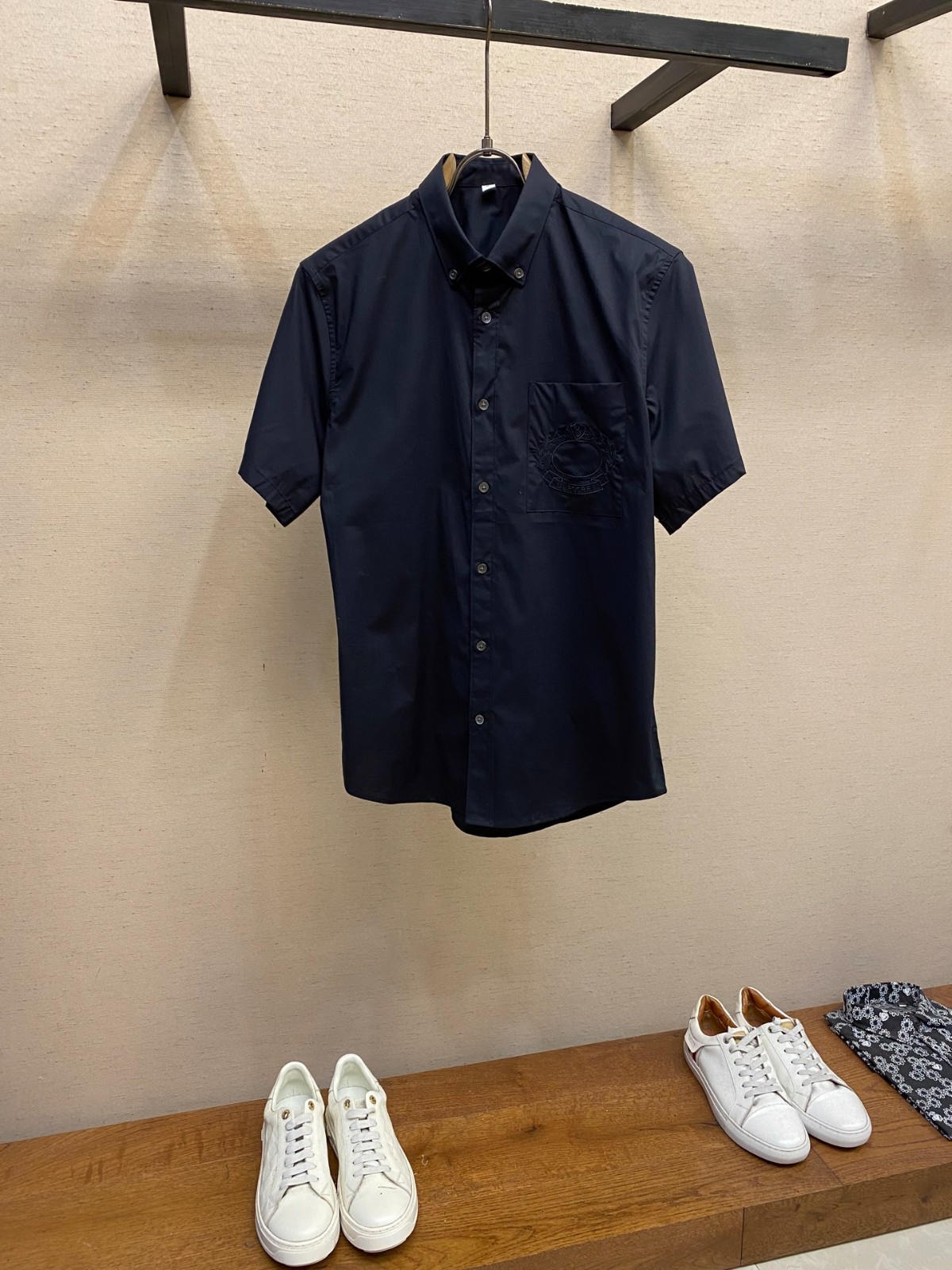 上品 シンプル ショートスリーブシャツ バーバリー シャツ 偽物 ブラック