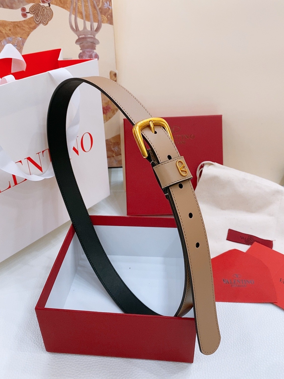 洗練された Vロゴ レザーベルト ヴァレンティノ ベルト スーパーコピー ライトブラウン ゴールド金具