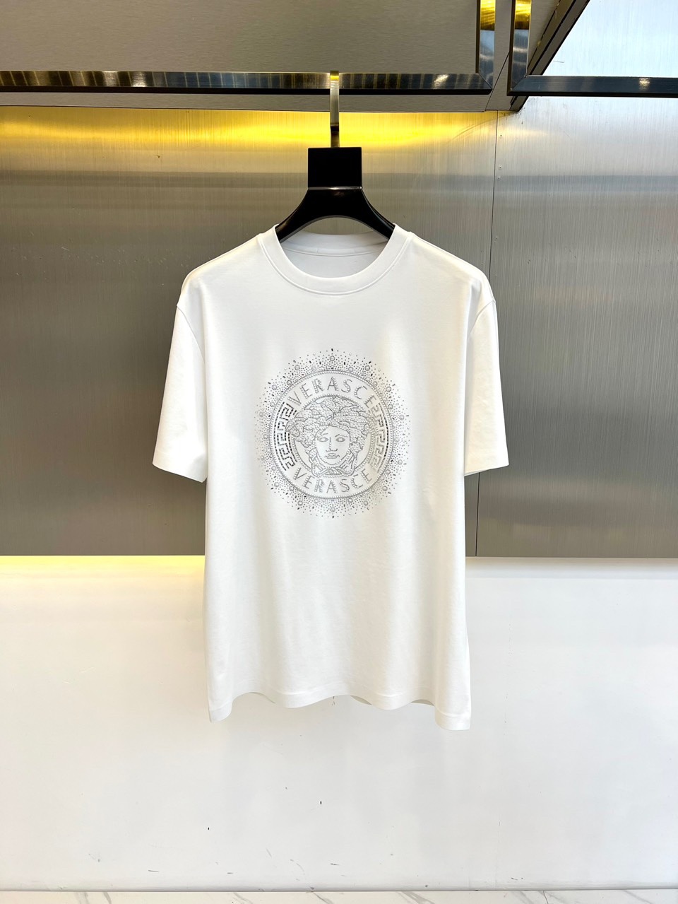 ラインストーンロゴ 半袖Tシャツ ヴェルサーチェ Tシャツ 偽物 ホワイト