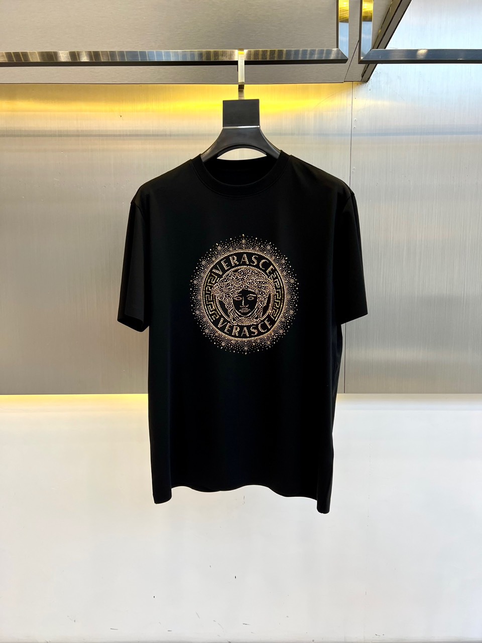 ラインストーンロゴ 半袖Tシャツ ヴェルサーチェ Tシャツ 偽物 ブラック