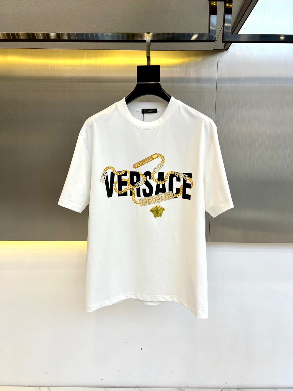 シンプル ロゴ入り 半袖Tシャツ ヴェルサーチェ Tシャツ 偽物 ホワイト