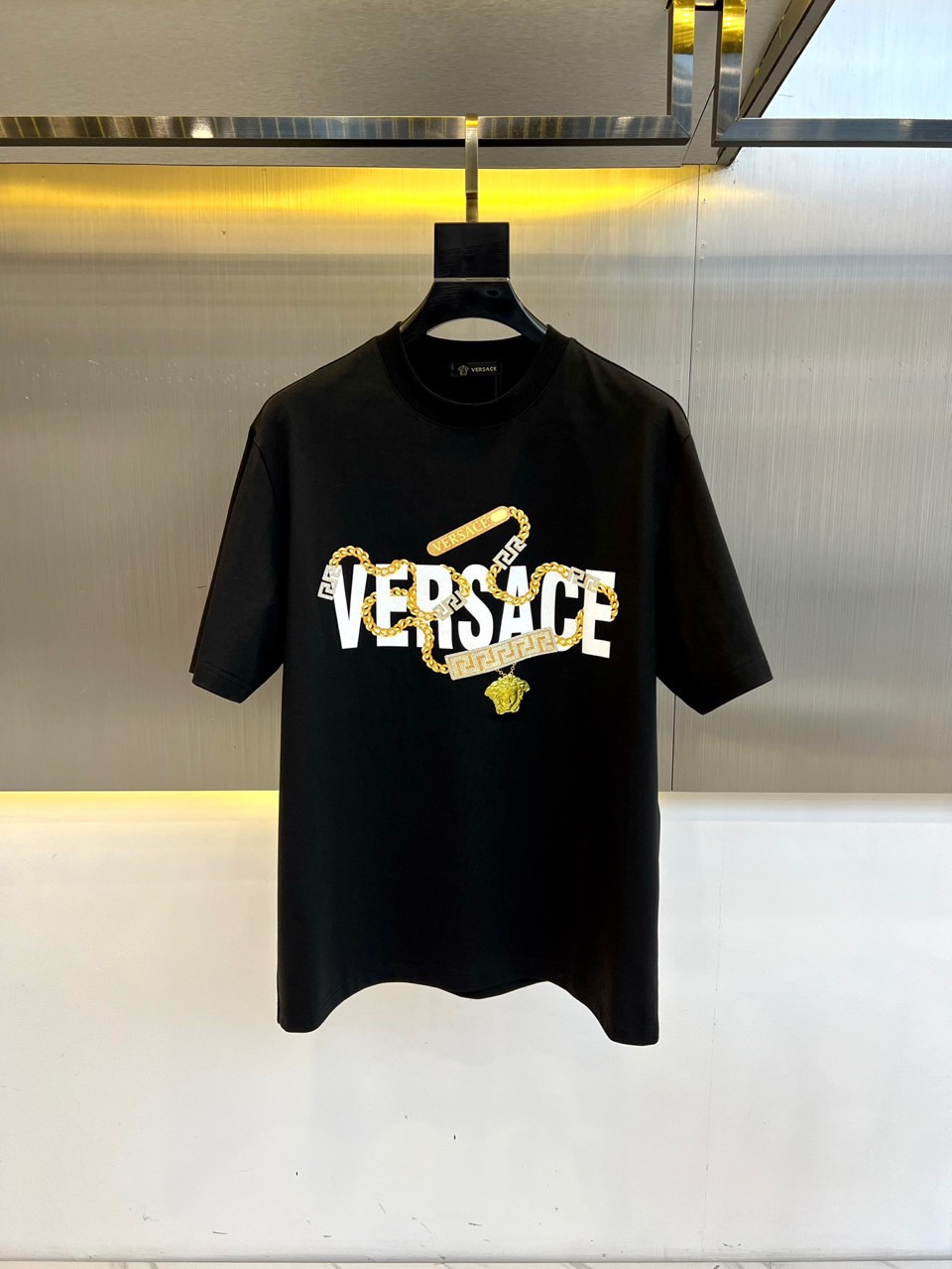 シンプル ロゴ入り 半袖Tシャツ ヴェルサーチェ Tシャツ 偽物 ブラック
