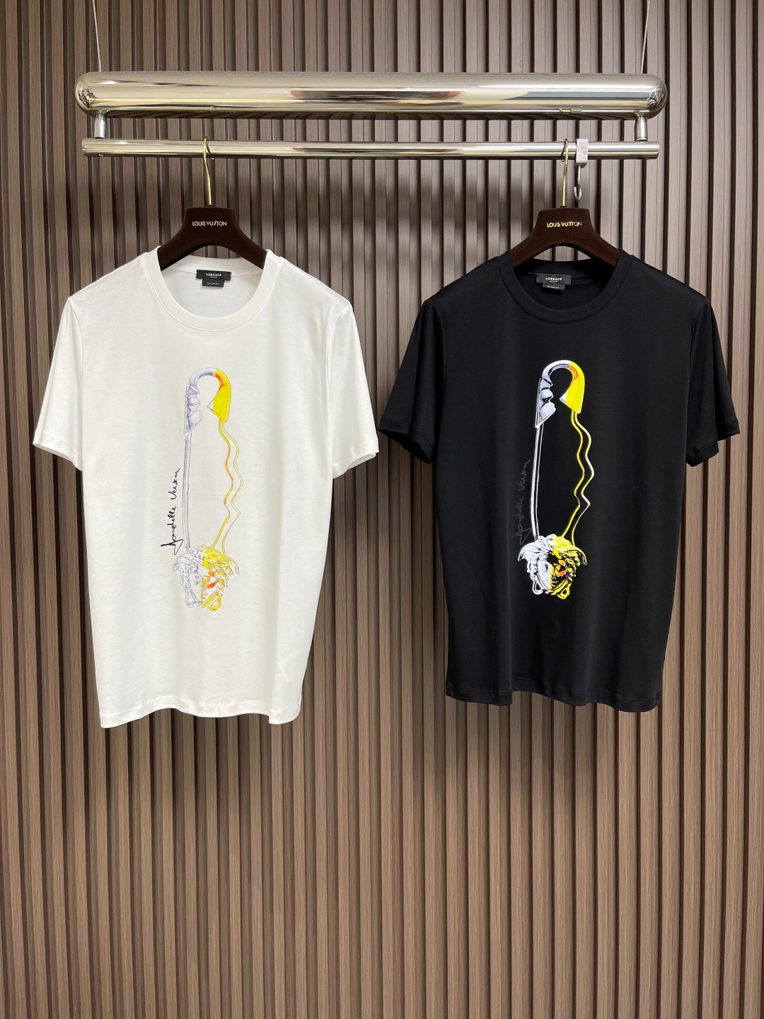 シンプル プリント クルーネック 半袖Tシャツ ヴェルサーチェ Tシャツ 偽物 
