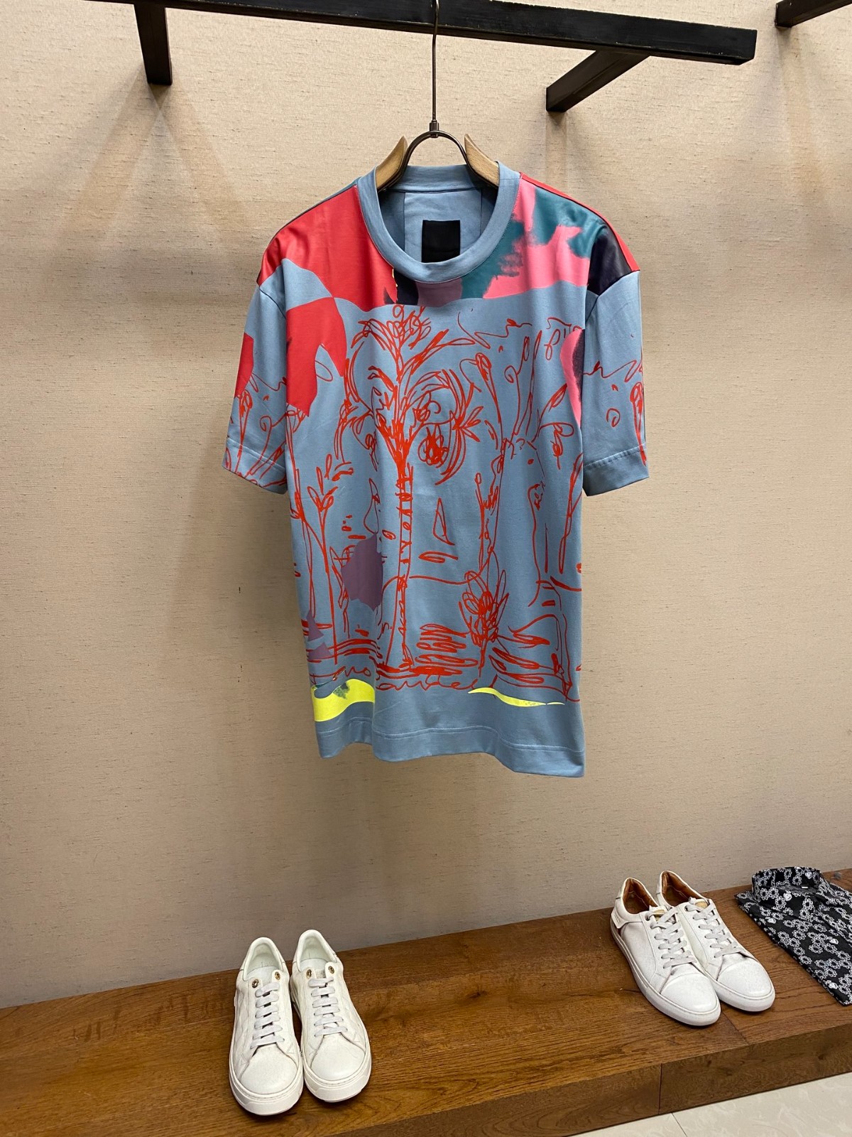 マルチカラープリント 半袖シャツ ジバンシィ Tシャツ 偽物 クルーネック