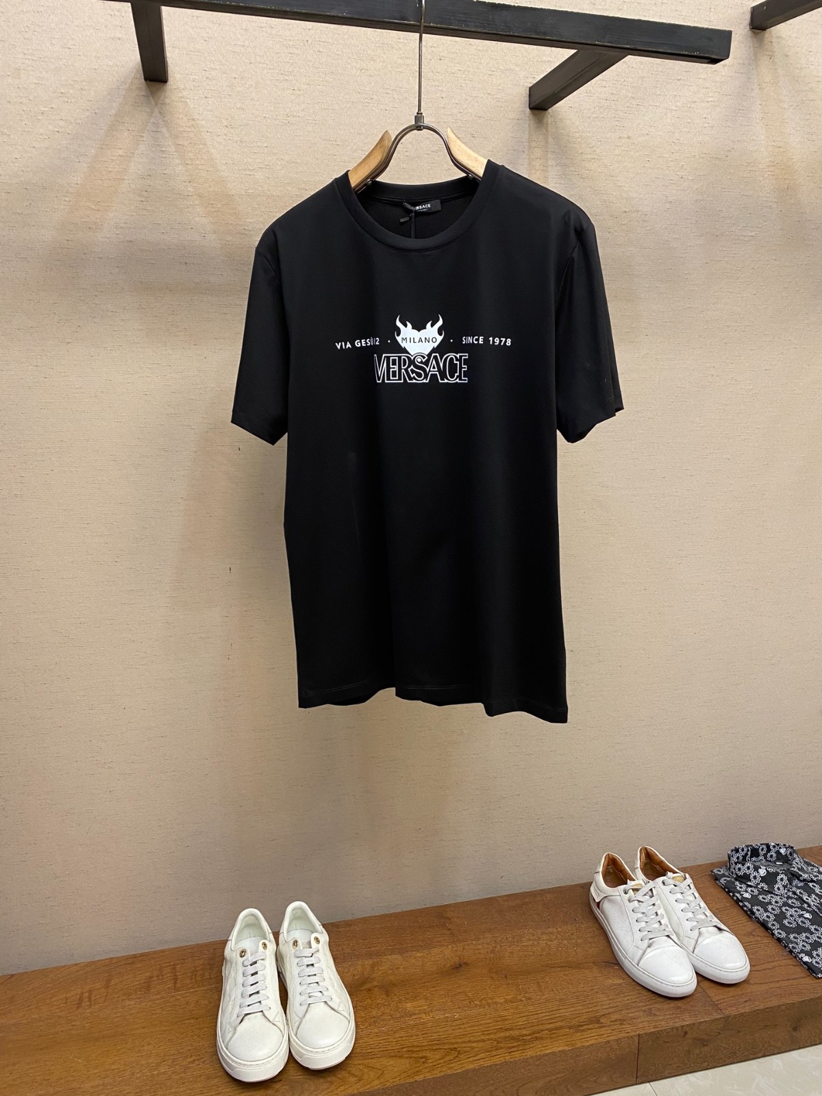 シンプル ロゴプリント ヴェルサーチェ Tシャツ コピー 半袖Tシャツ ブラック