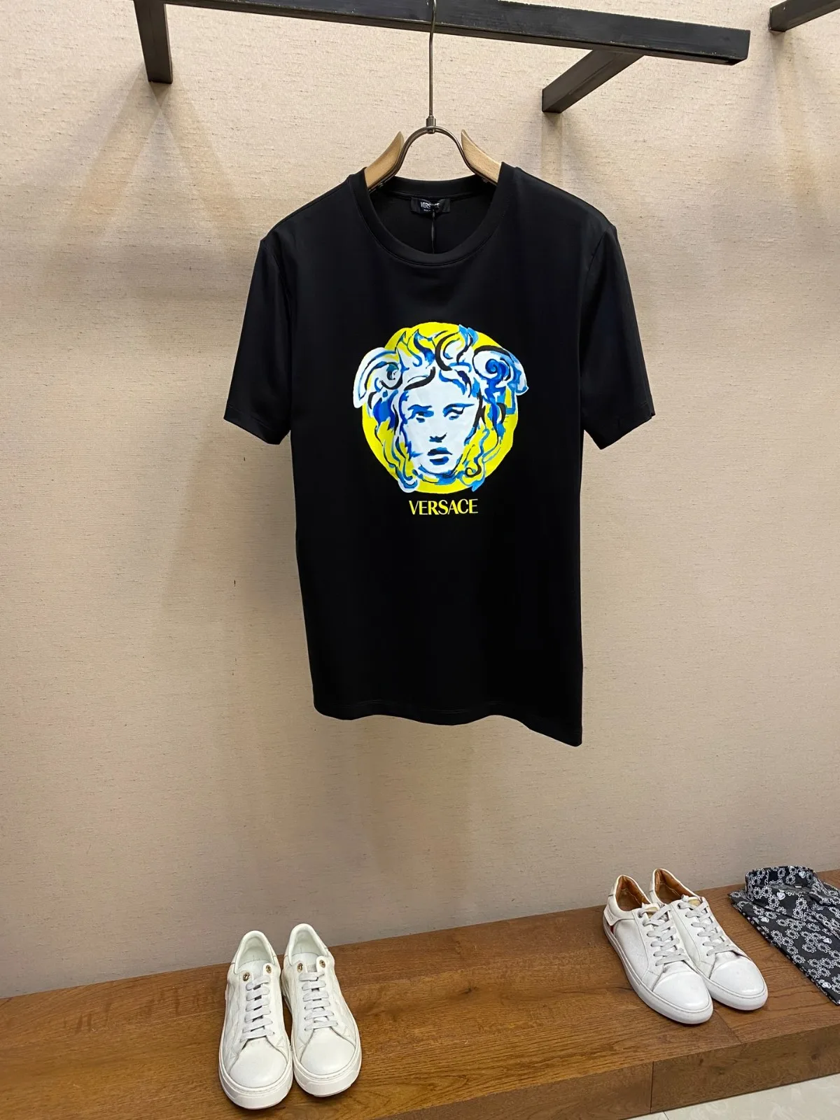 ペインテッド メドゥーサ 半袖Tシャツ ヴェルサーチェ Tシャツ コピー ブラック ペインテッド メドゥーサ 半袖Tシャツ ヴェルサーチェ Tシャツ コピー ブラック