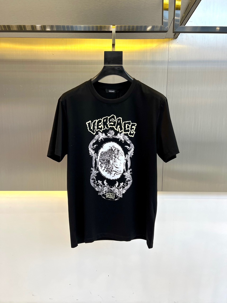 	 おしゃれ プリント クルーネック 半袖Tシャツ ヴェルサーチェ Tシャツ コピー ブラック