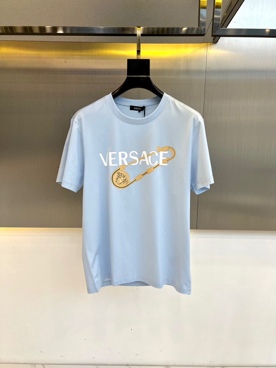 カジュアル ロゴ クルーネック 半袖Tシャツ ヴェルサーチェ Tシャツ 偽物 ライトブルー