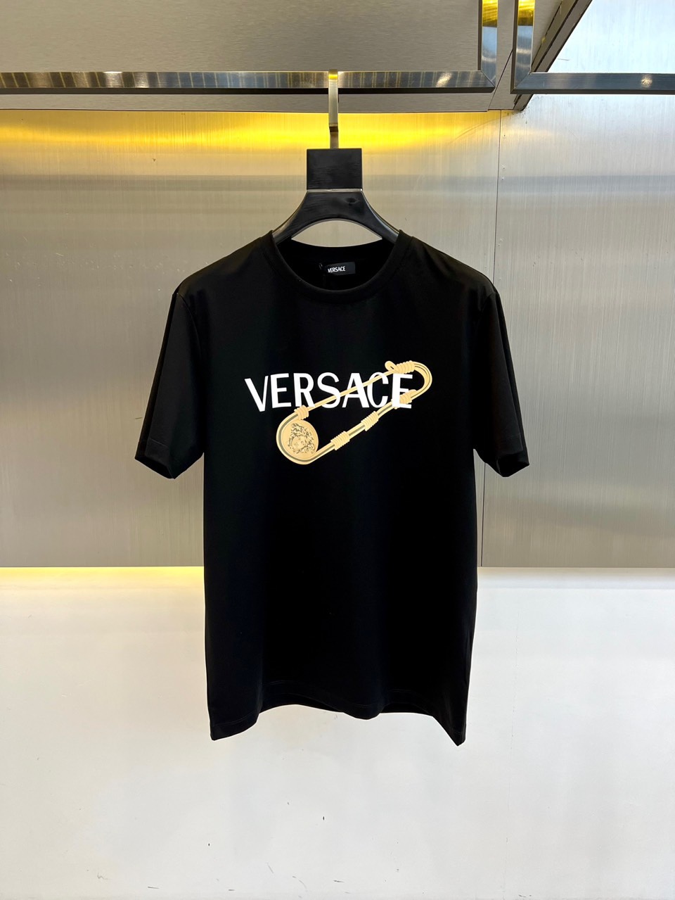 カジュアル ロゴ クルーネック 半袖Tシャツ ヴェルサーチェ Tシャツ 偽物 ブラック