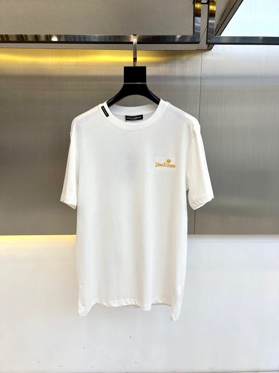 シンプル ロゴ刺繍 半袖Tシャツ ドルチェ&ガッバーナ Tシャツ 偽物 コットン ホワイト
