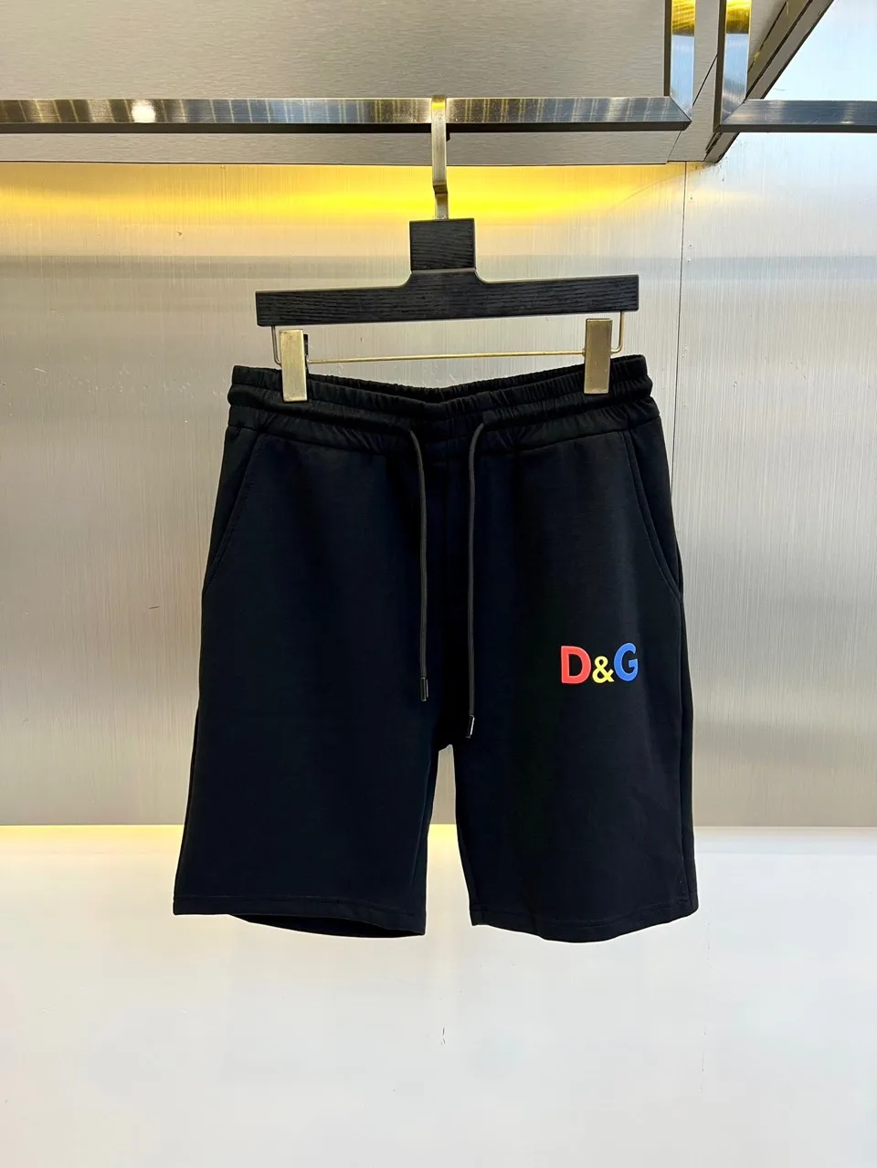 カジュアル ロゴ ショートパンツ ドルチェ&ガッバーナ パンツ 偽物 ブラック カジュアル ロゴ ショートパンツ ドルチェ&ガッバーナ パンツ 偽物 ブラック