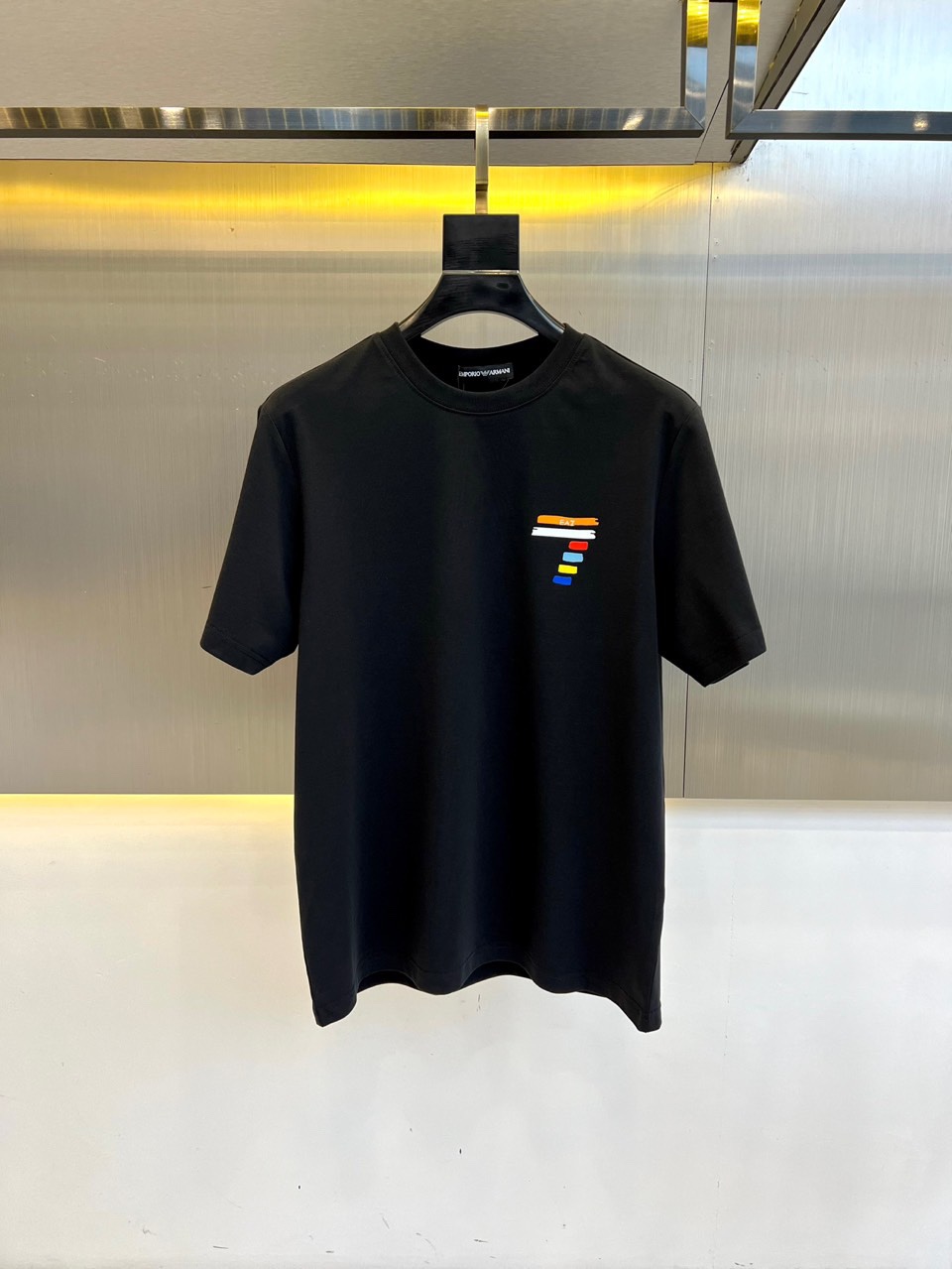 シンプル ロゴ クルーネック アルマーニ Tシャツ 偽物 半袖Tシャツ ブラック