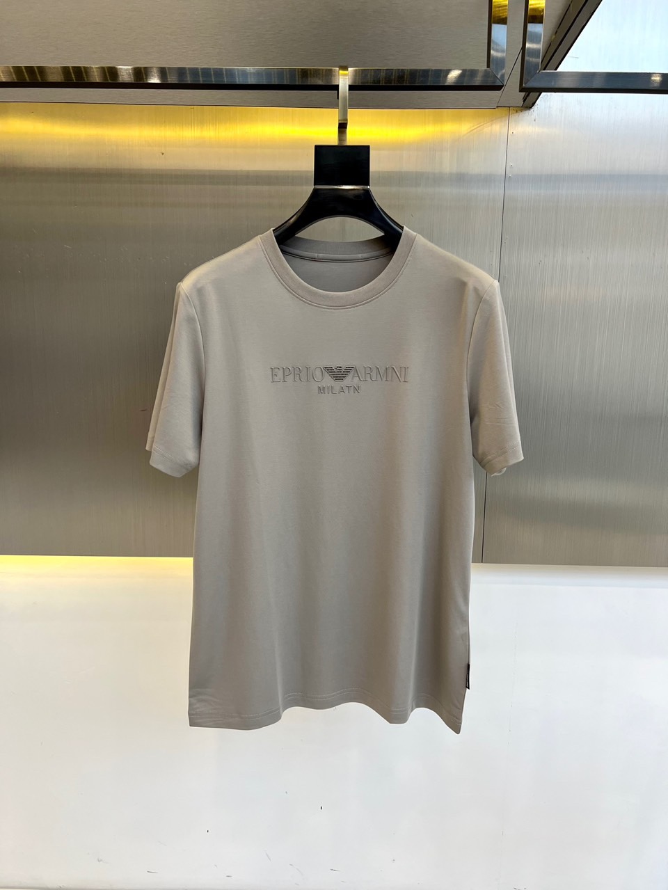 アルマーニ Tシャツ 偽物 シンプル ロゴ クルーネック 半袖Tシャツ グレー