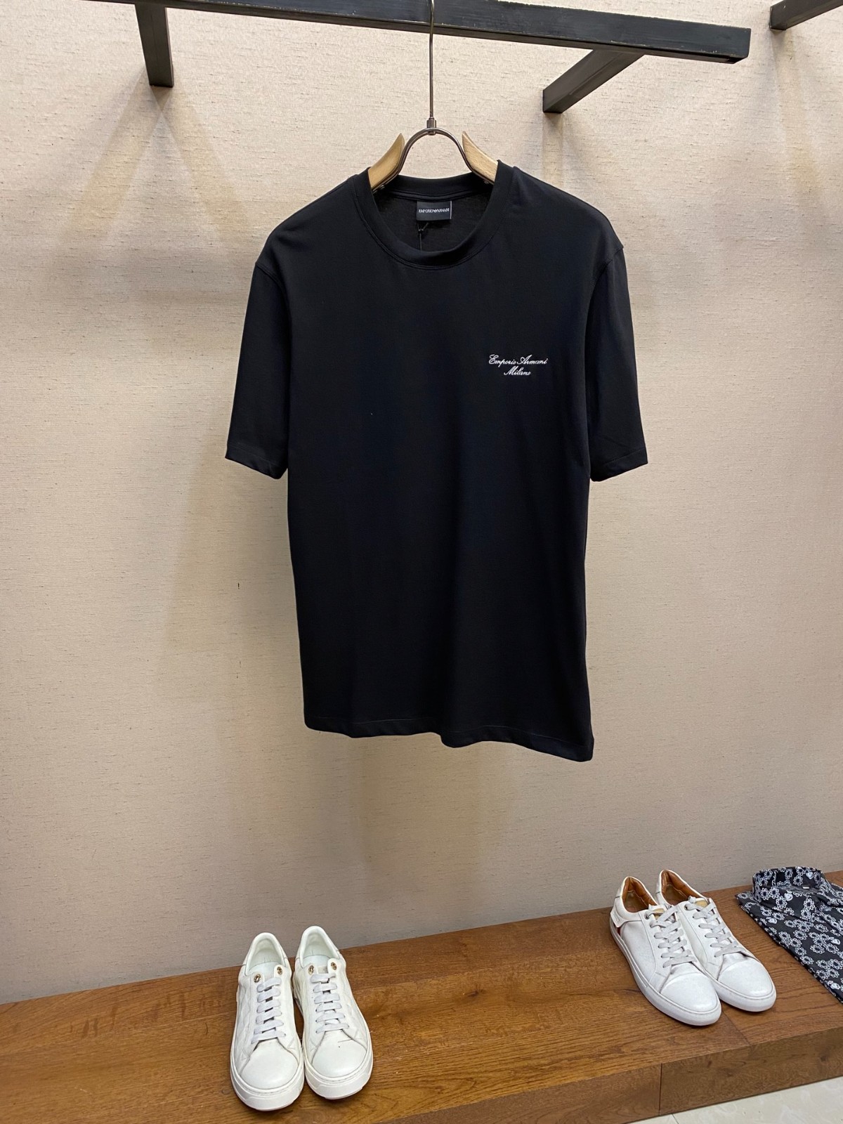 洗練された ロゴ刺繍 クルーネック アルマーニ Tシャツ 偽物 コットン ブラック