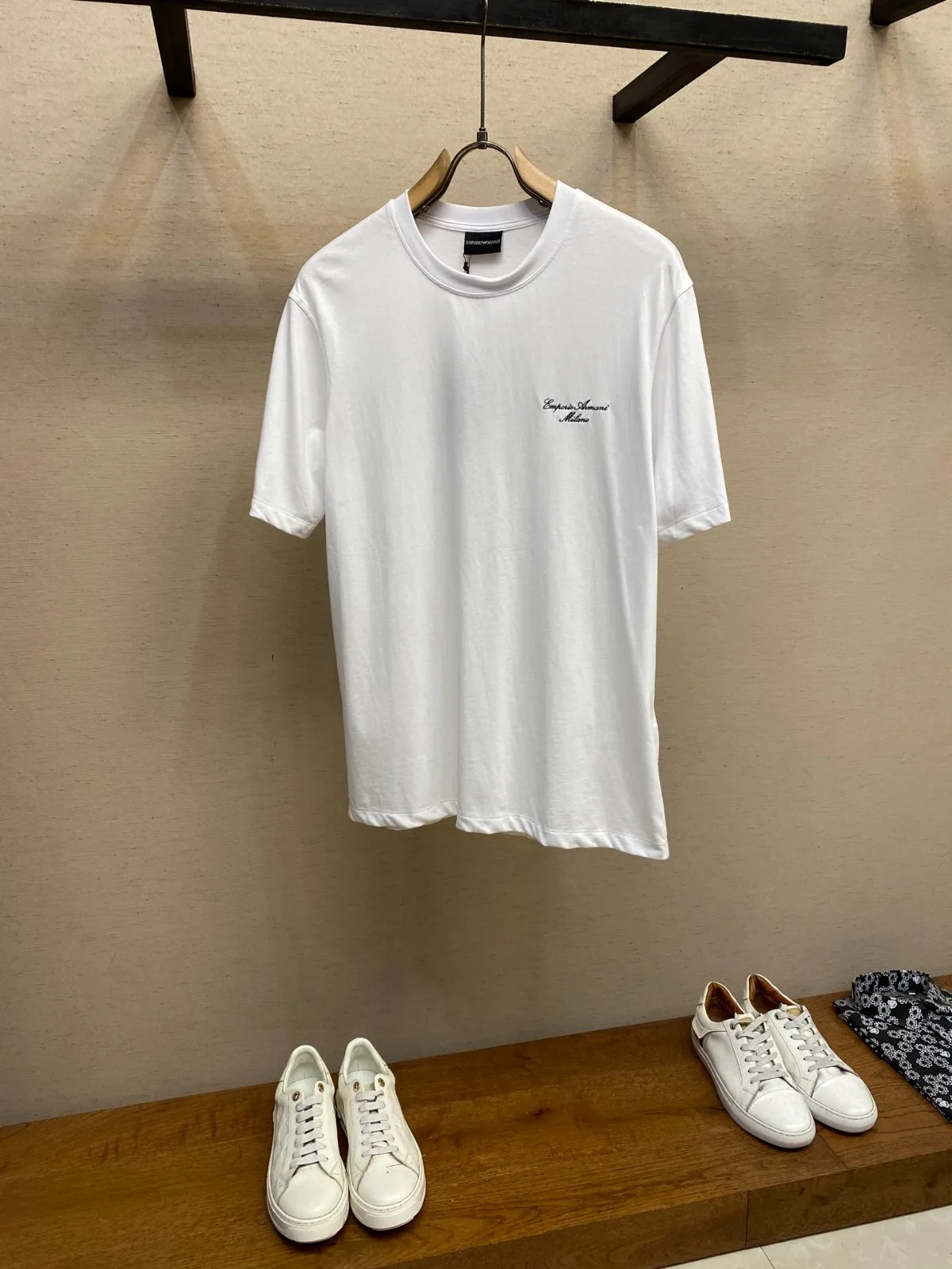 洗練された ロゴ刺繍 クルーネック アルマーニ Tシャツ 偽物 コットン ホワイト
