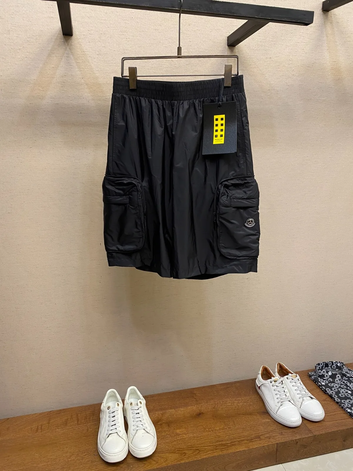 人気 カジュアル ナイロン ショートパンツ モンクレール パンツ コピー ブラック 人気 カジュアル ナイロン ショートパンツ モンクレール パンツ コピー ブラック