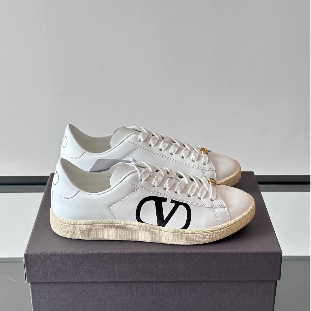 バレンティノホワイト スニーカー ロゴ入り ホワイト（白）系