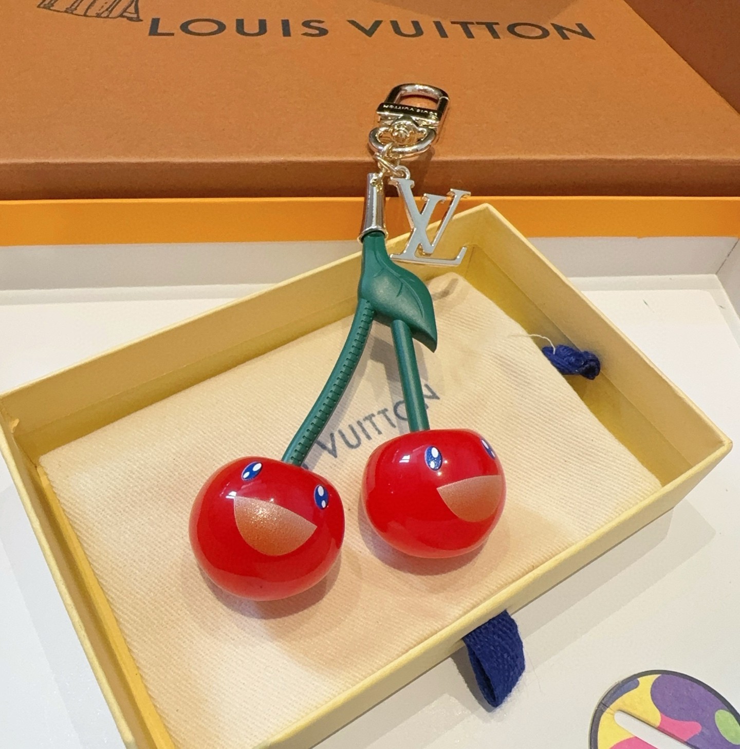 限定コラボ☆LOUIS VUITTON☆チェリー付きキーホルダー LV x TM Cerise Bag Chain S00 - Women - Accessories | LOUIS