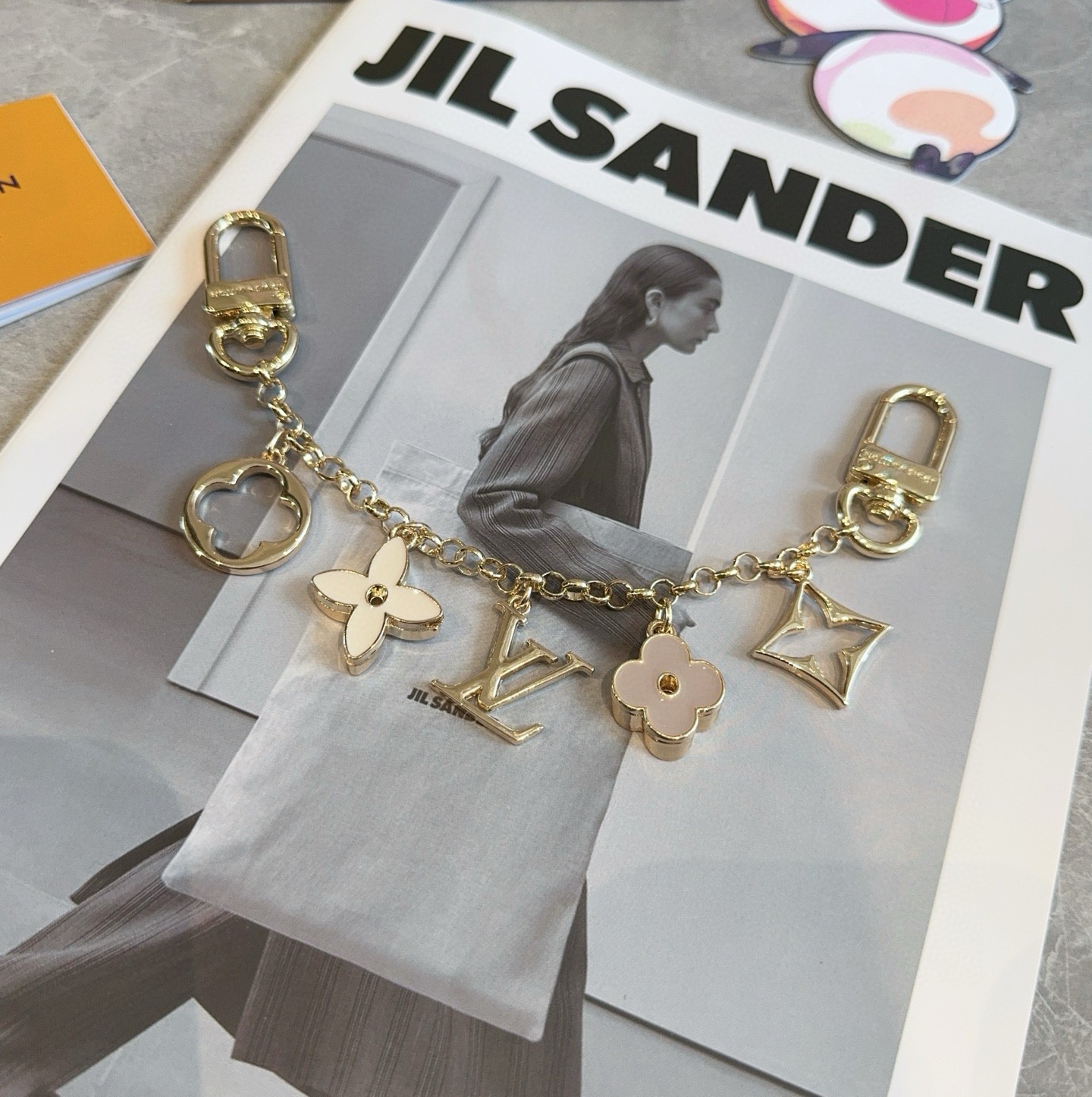 M01413 バッグ チャーム チェーン・フルール ドゥ モノグラム ルイ