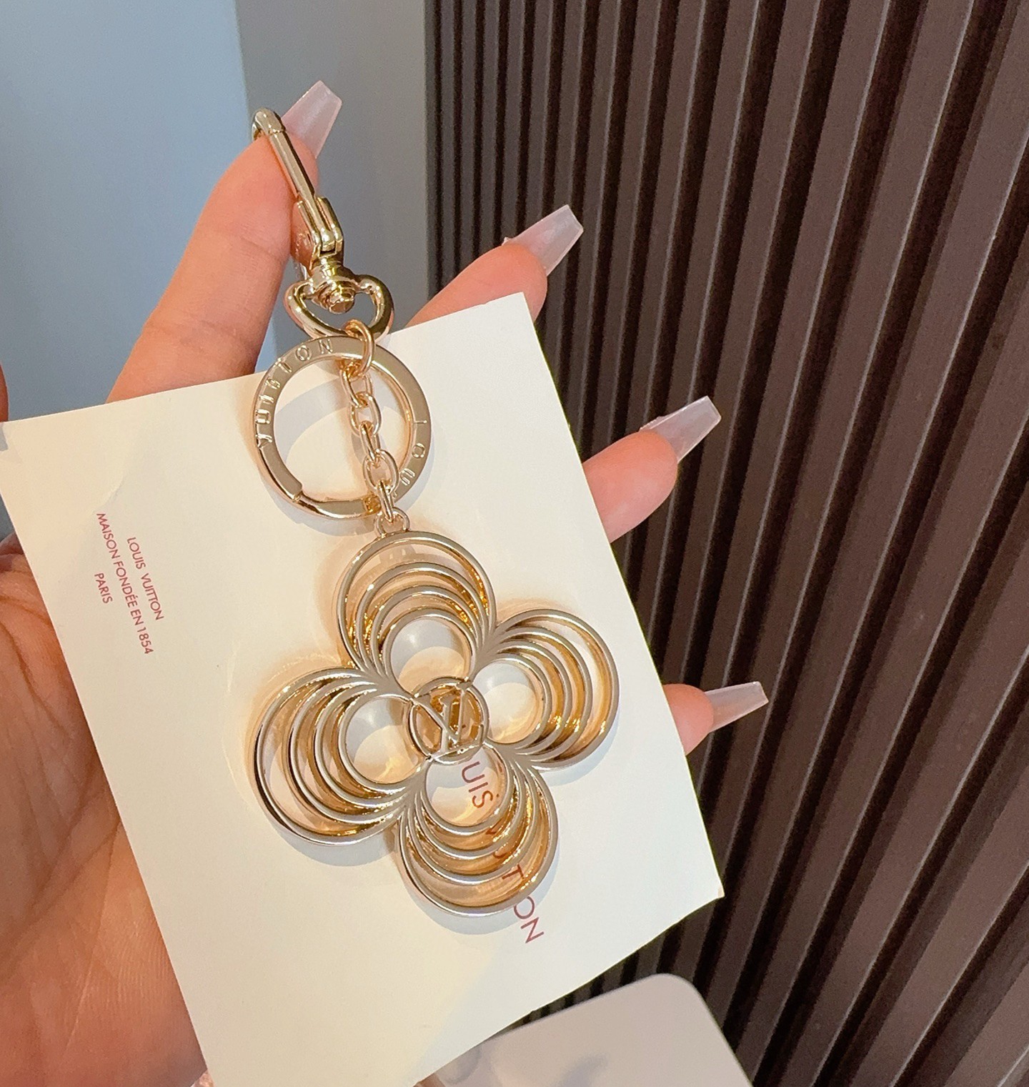 Louis Vuitton 国内買付 キーホルダー・LV ブリーズ 新作 国内発 人気 Louis Vuitton キーホルダー・LV ブリーズ 花