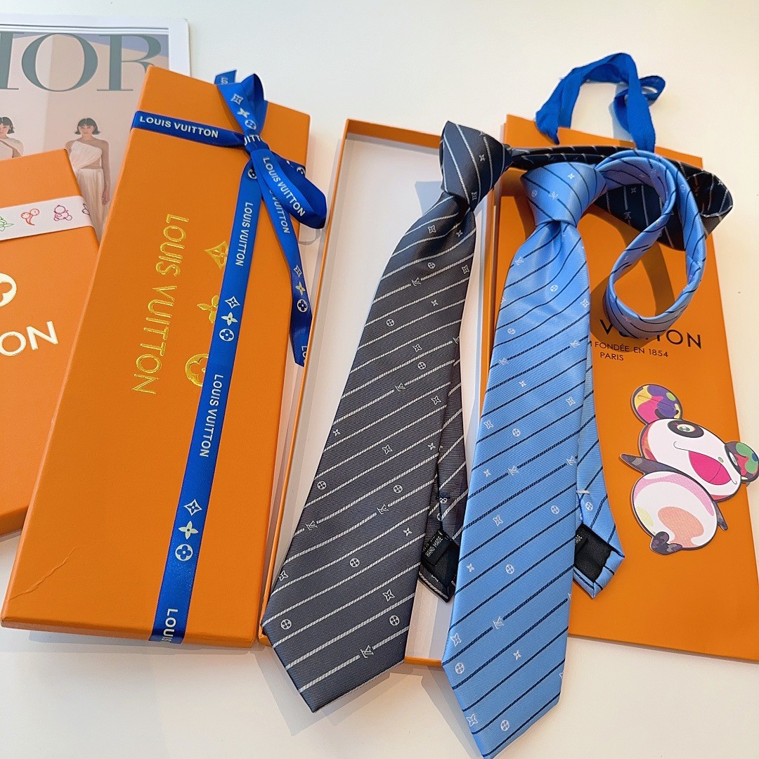 ルイヴィトン  ネクタイ  光沢  ストライプ  ロゴグラム  お洒落✨ LOUIS VUITTON モノグラム 光沢シルバーストライプ ピンク ネクタイ