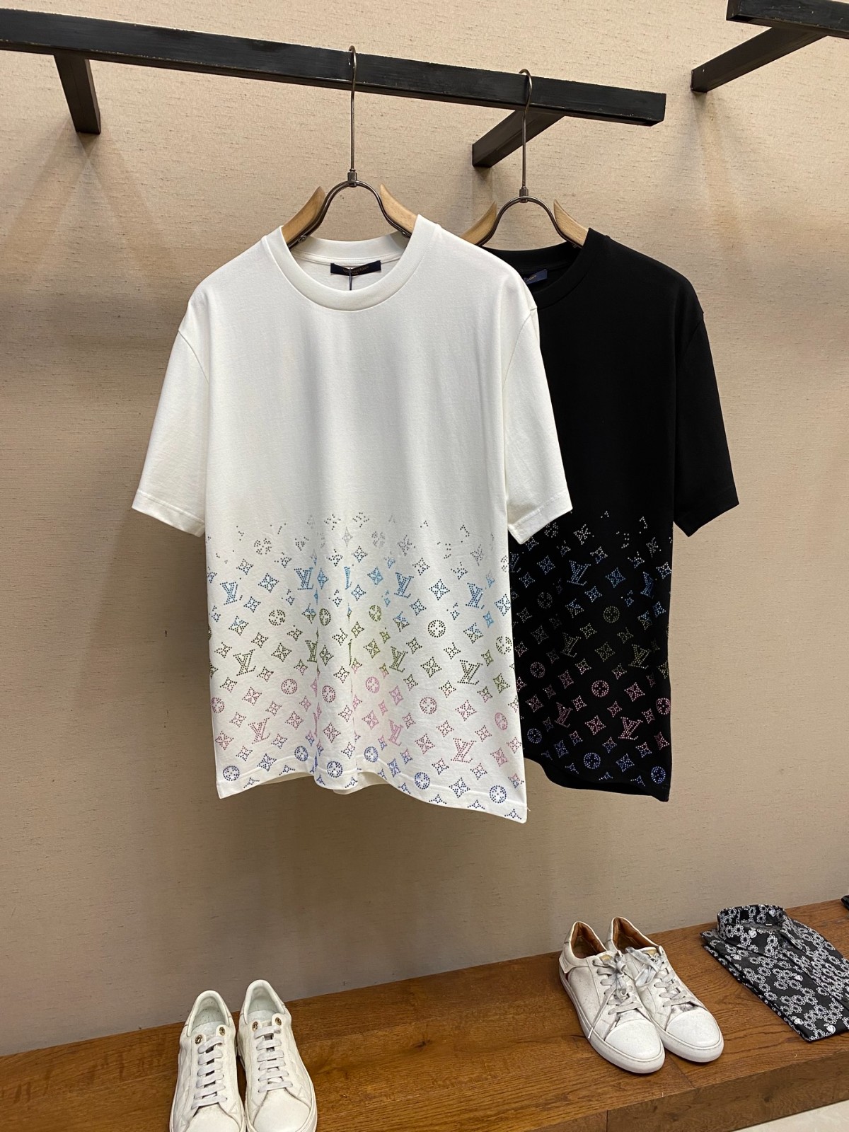 ◆【 LV 】エンベリッシュドショートスリーブクルーネック モノグラム グラディエント エンベリッシュド ショートスリーブ