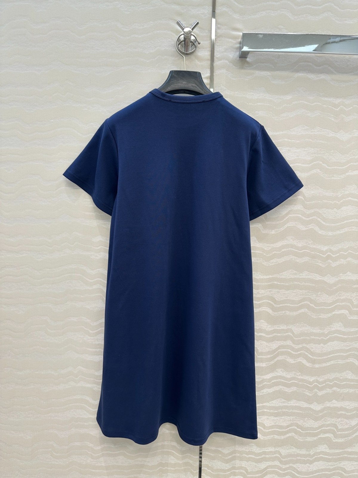 【ルイヴィトン】 LV クレスト Tシャツドレス LV クレスト Tシャツドレス ｜ルイ・ヴィトン 公式サイト - 1AIANO