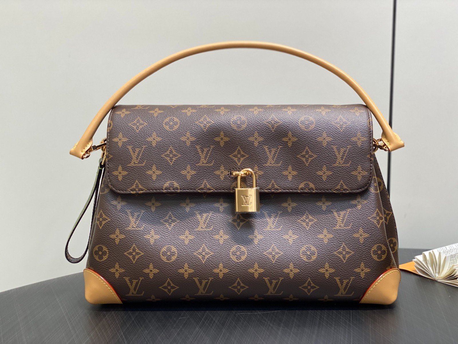 海外限定*LV*Hide Away MM モノグラムショルダーバッグ M14473 スーパーコピー