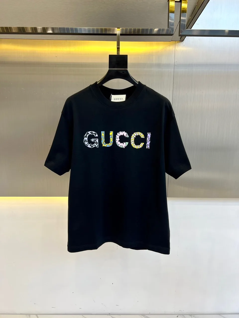 グッチ Tシャツ コピー お洒落 ロゴプリント 半袖Tシャツ ブラック グッチ Tシャツ コピー お洒落 ロゴプリント 半袖Tシャツ ブラック