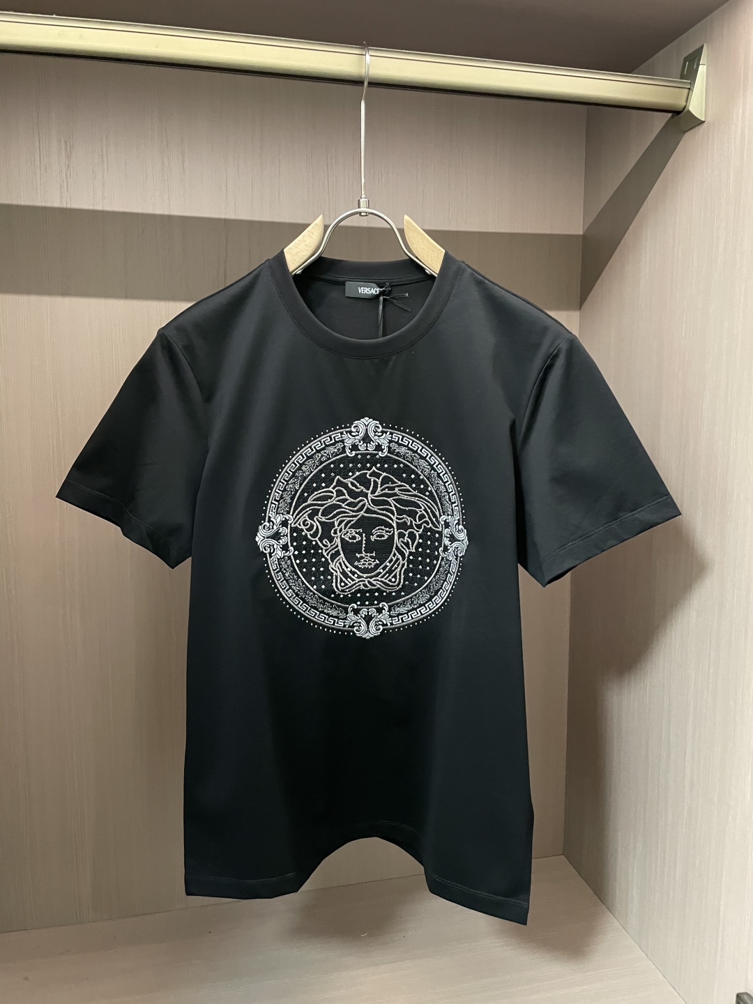ヴェルサーチェ Tシャツ コピー 2025新作 銀糸刺繍 スワロフスキークリスタル メドゥーサ 半袖Tシャツ