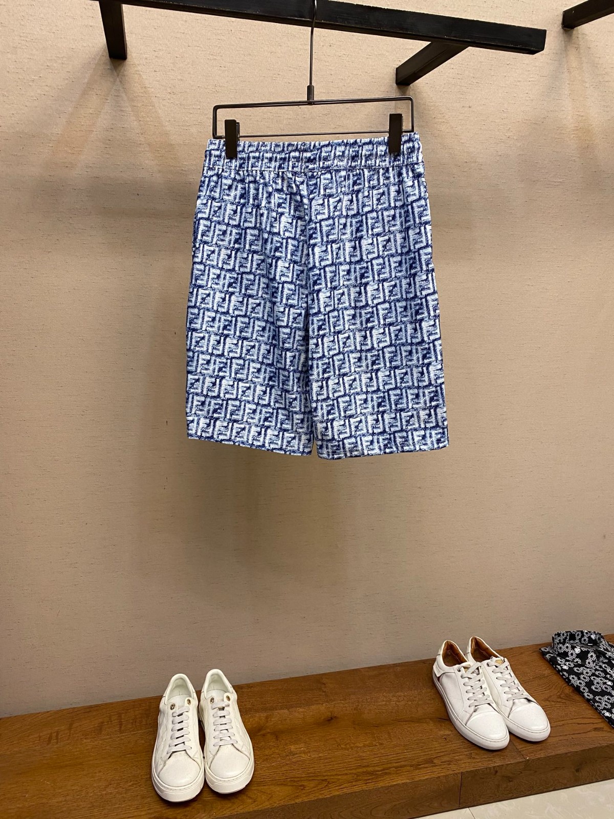 上品 カジュアル FFロゴ ショートパンツ フェンディ パンツ 偽物